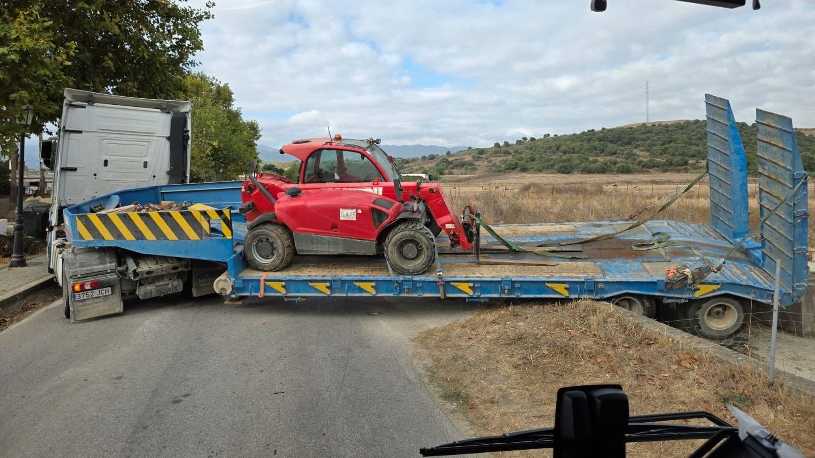 Un camión bloquea la carretera de Puente Romano, en Los Barrios.