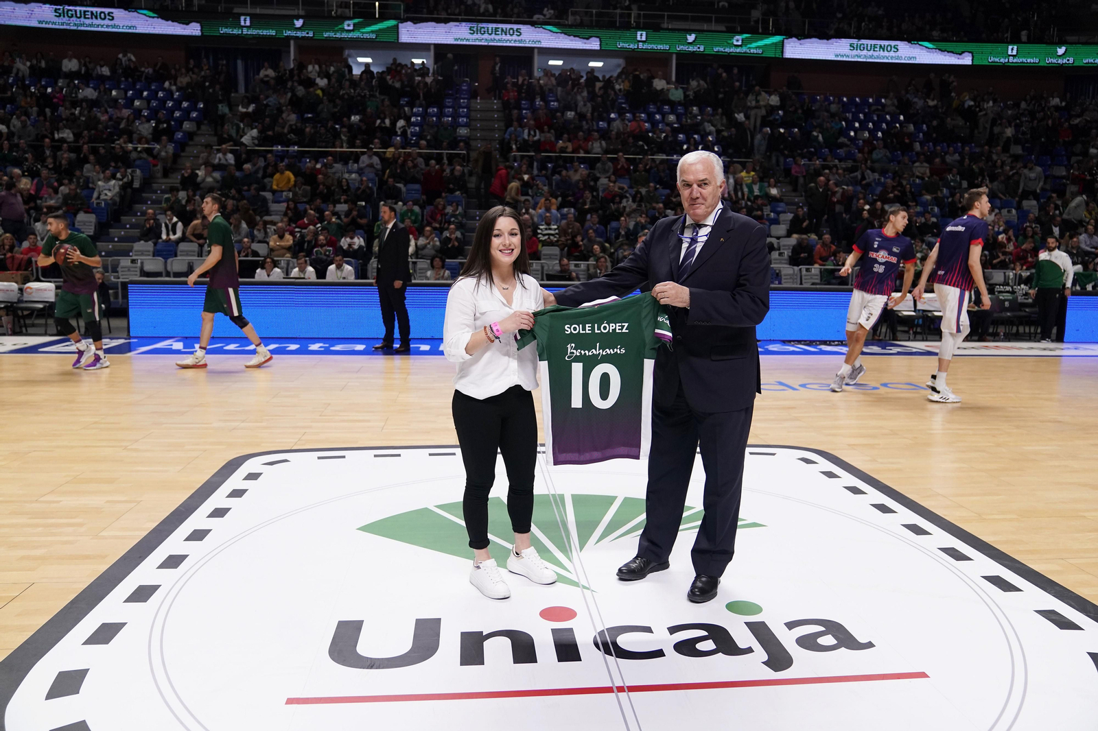 Sole López, con la camiseta que le entregó el Unicaja.