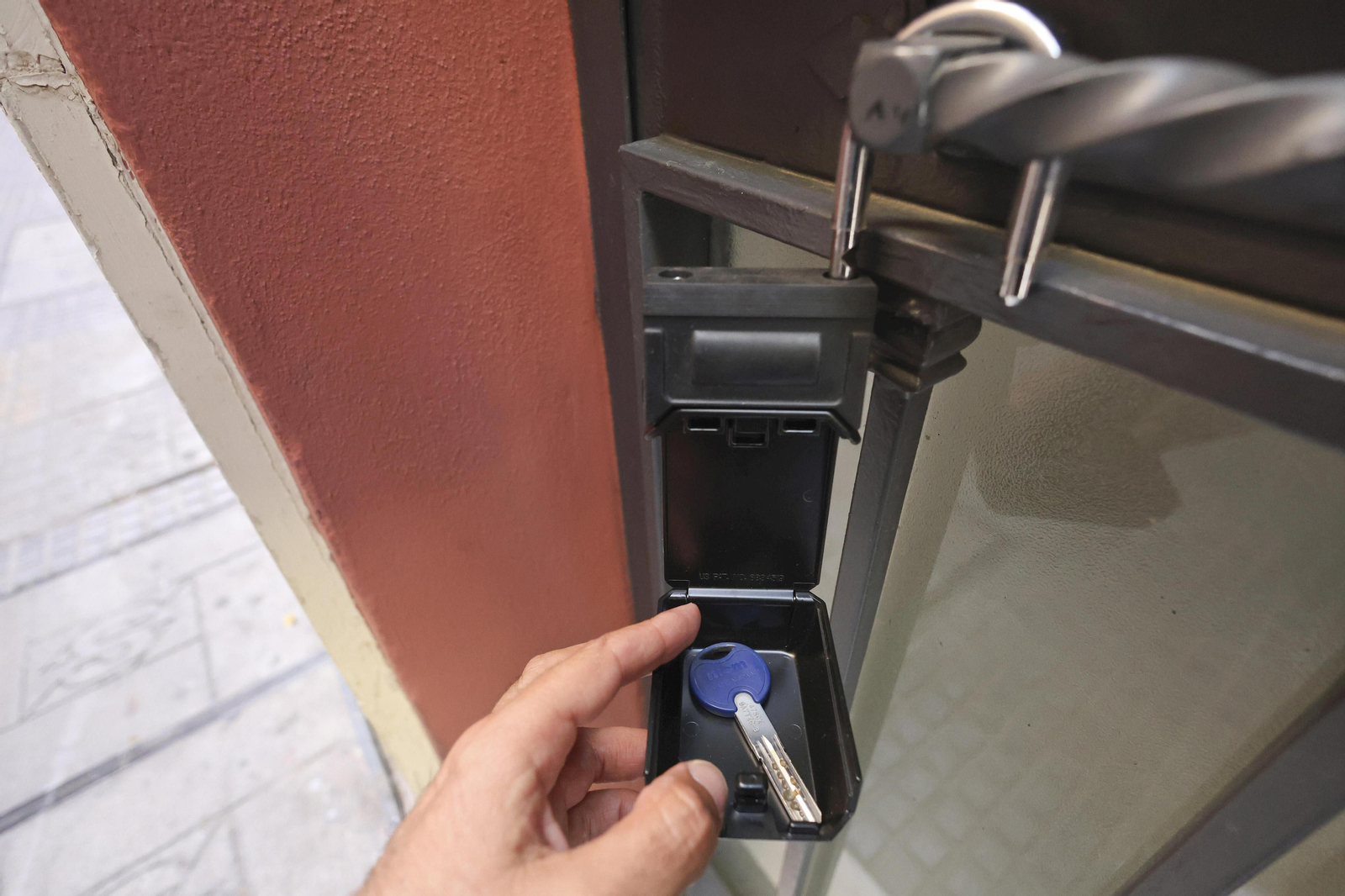 Los candados para las llaves de pisos turísticos acaparan verjas y fachadas del Centro