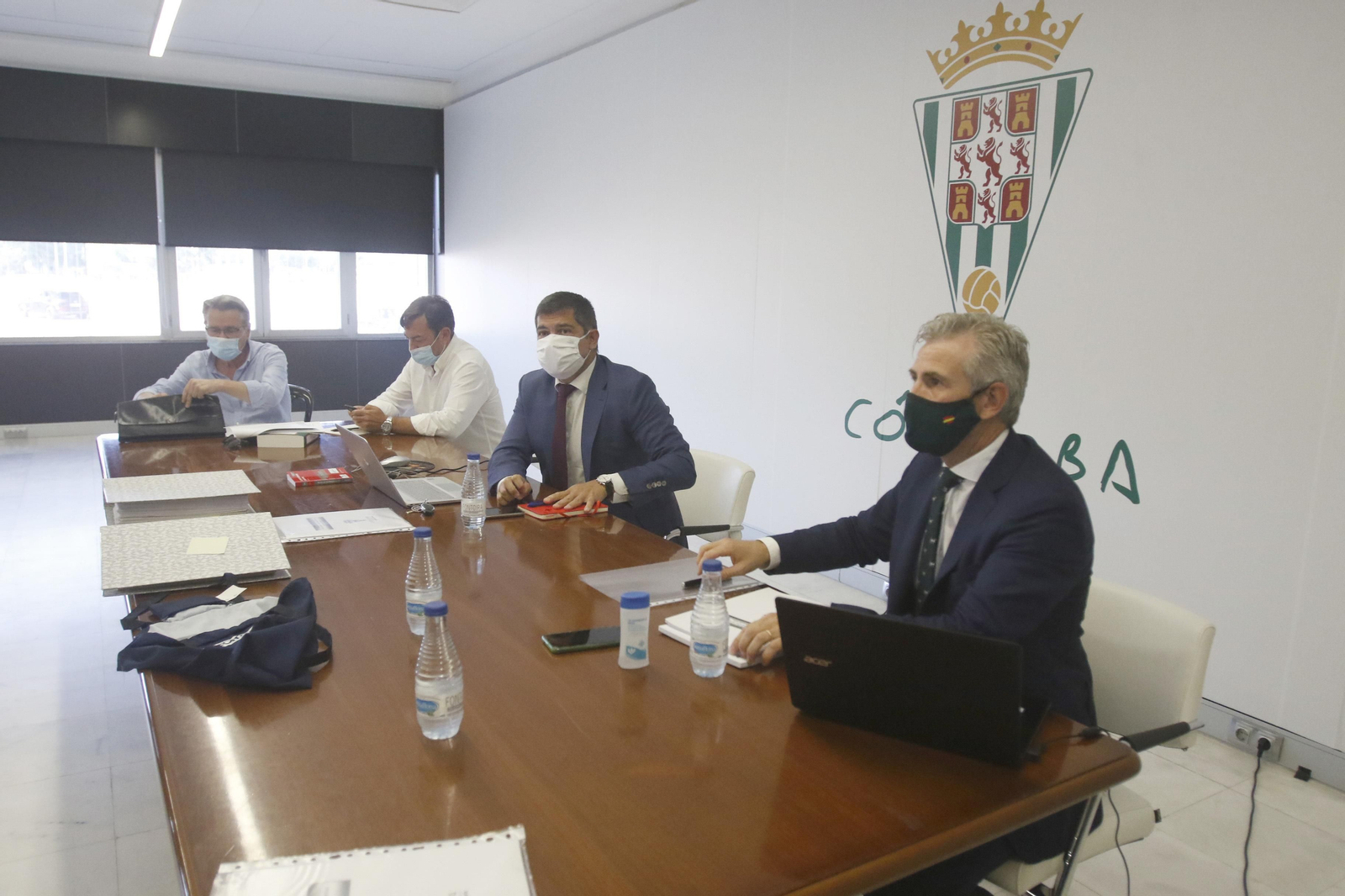 Francisco Estepa (centro) preside la última junta de accionistas del Córdoba CF SAD.