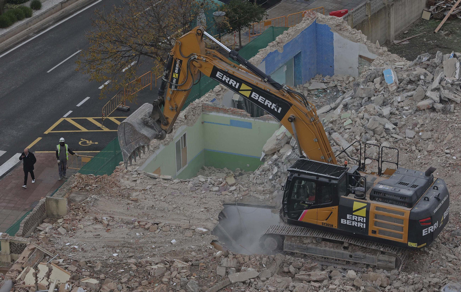 Fotos de los trabajos de demolición de las viviendas militares de la avenida Virgen del Carmen en Algeciras