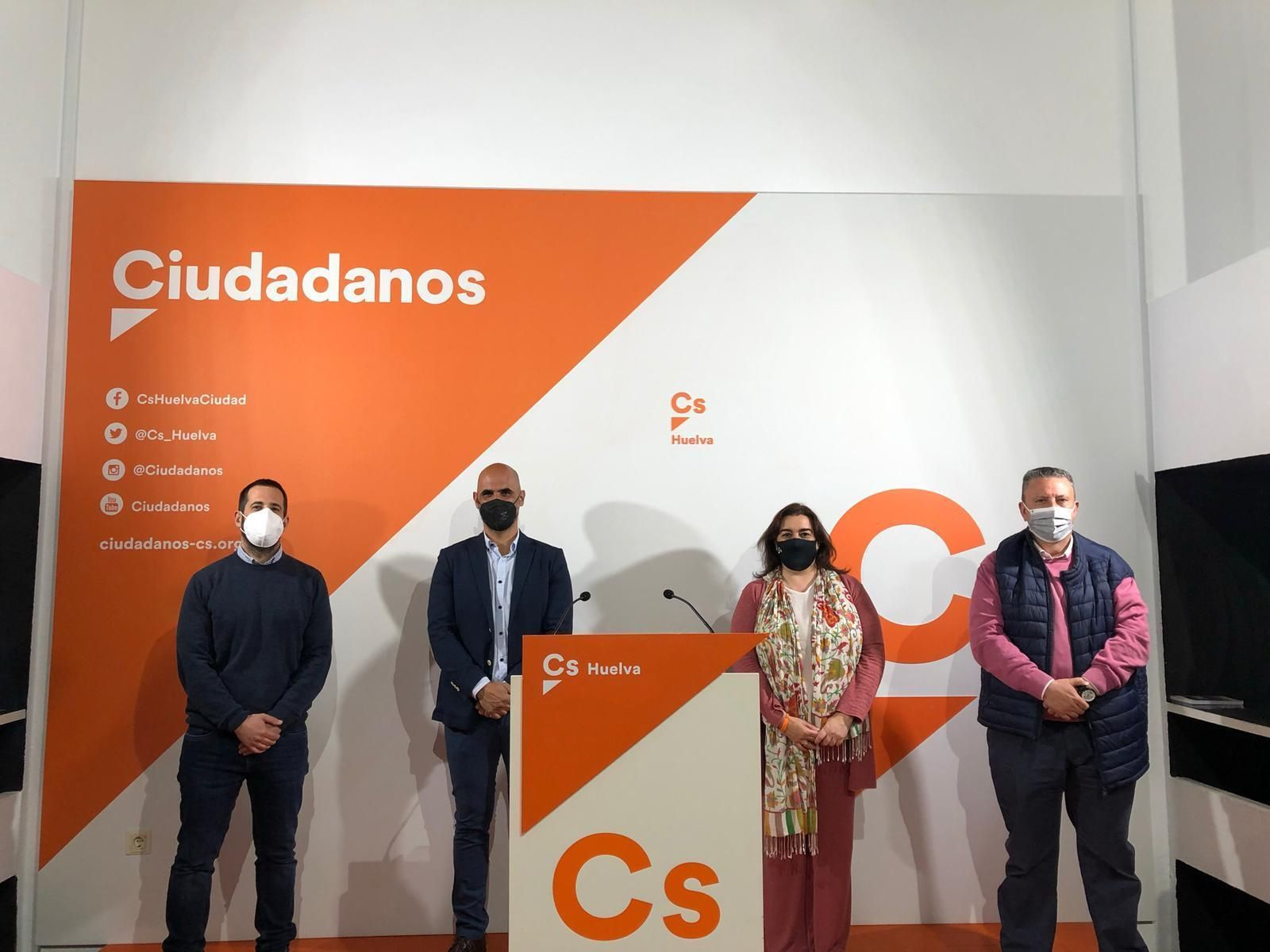 Los tres miembros de la junta directiva de Ciudadanos en Aljaraque, ahora dimitidos, con la secretaria de Organización provincial, María José Peña.