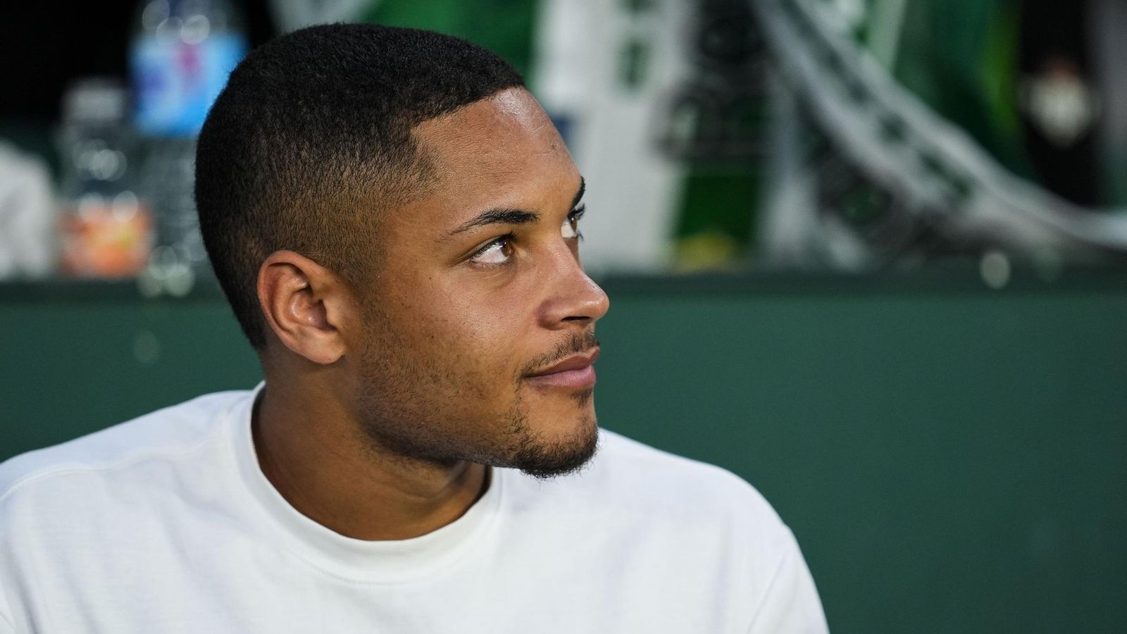 Vítor Roque presencia el partido ante el Kryvbas desde la grada del Villamarín.