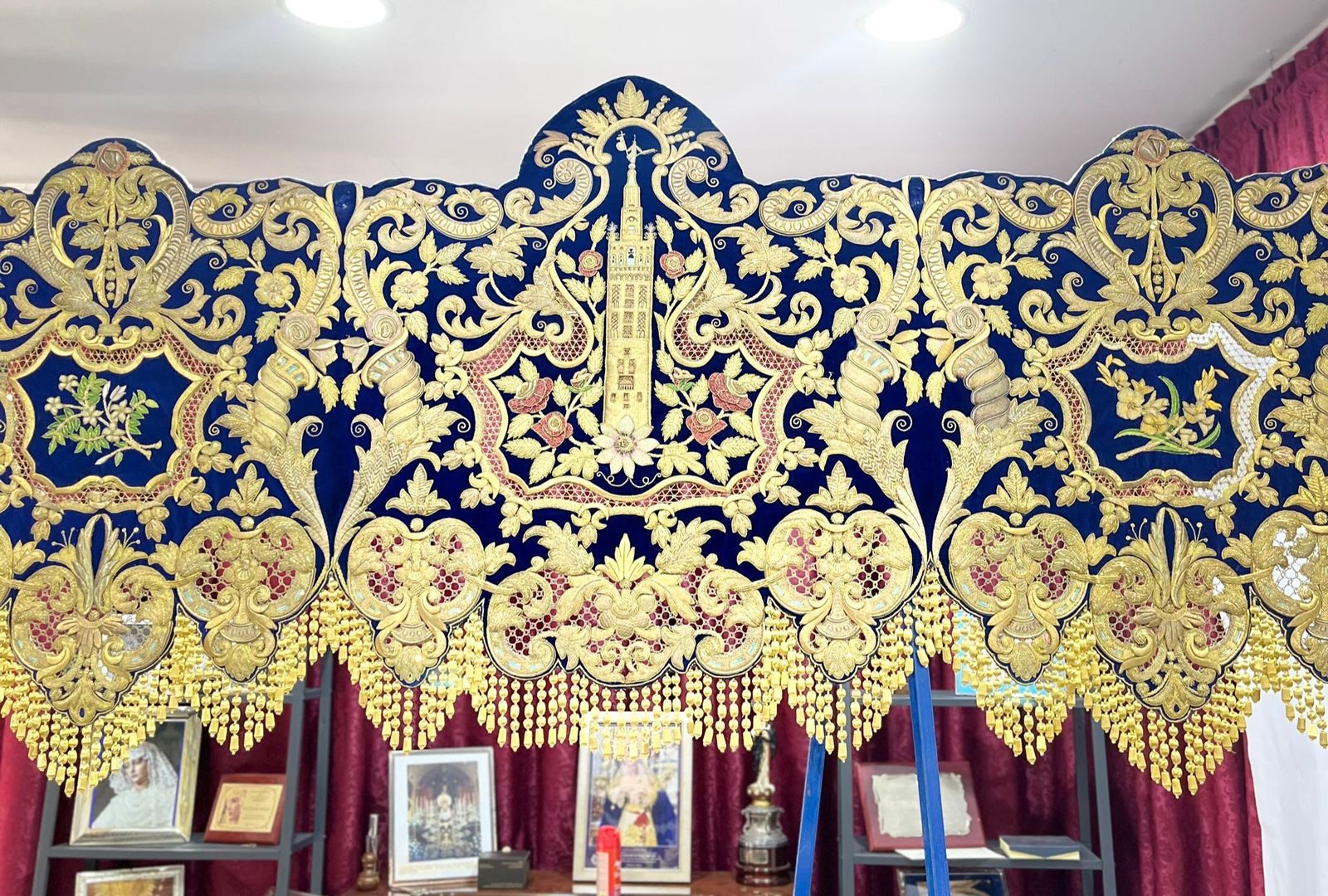 Frontal restaurado del paso de palio de Guadalupe