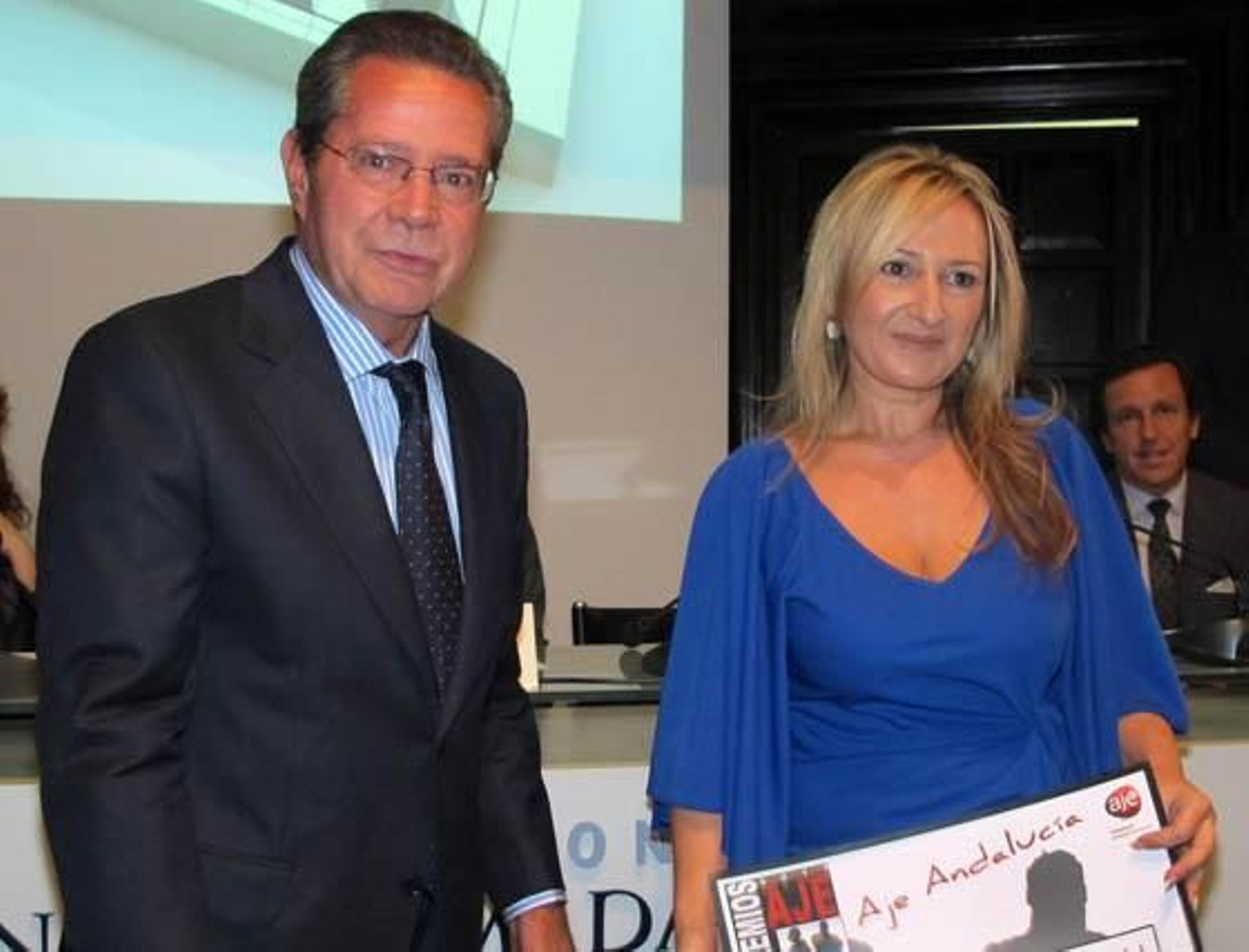 Antonio Galadí, presidente de la CES, con Ana Llopis, gerente de Cubas Llopis, primera finalista en la
categoría de Iniciativa Emprendedora.

Foto: Victoria Ramírez