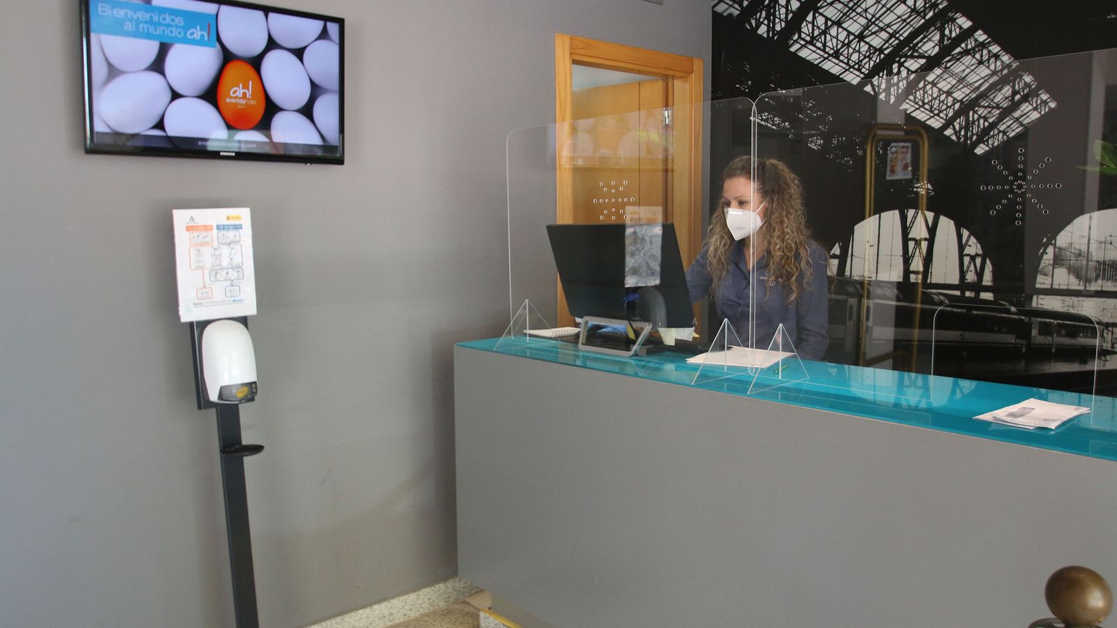 Pantallas de metraquilato en la recepción del hotel.