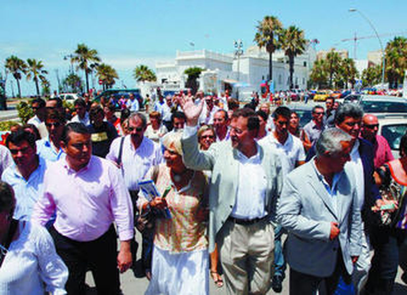 Mariano Rajoy acompañado por otros miembros del Partido Popular, en su visita ayer a Chipiona.