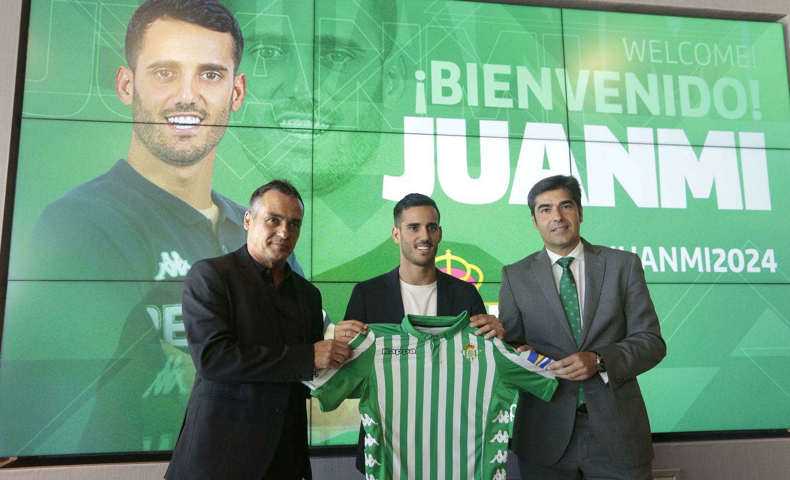 Alexis y Ángel Haro posan con Juanmi.