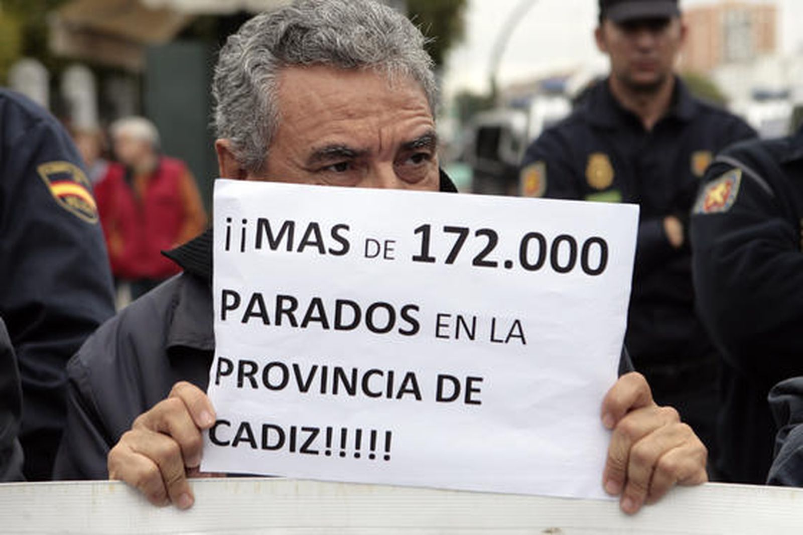 Ex trabajadores de Delphi y de los Astilleros sevillanos se manifiestan en el Parlamento andaluz. /Juan Carlos Muñoz