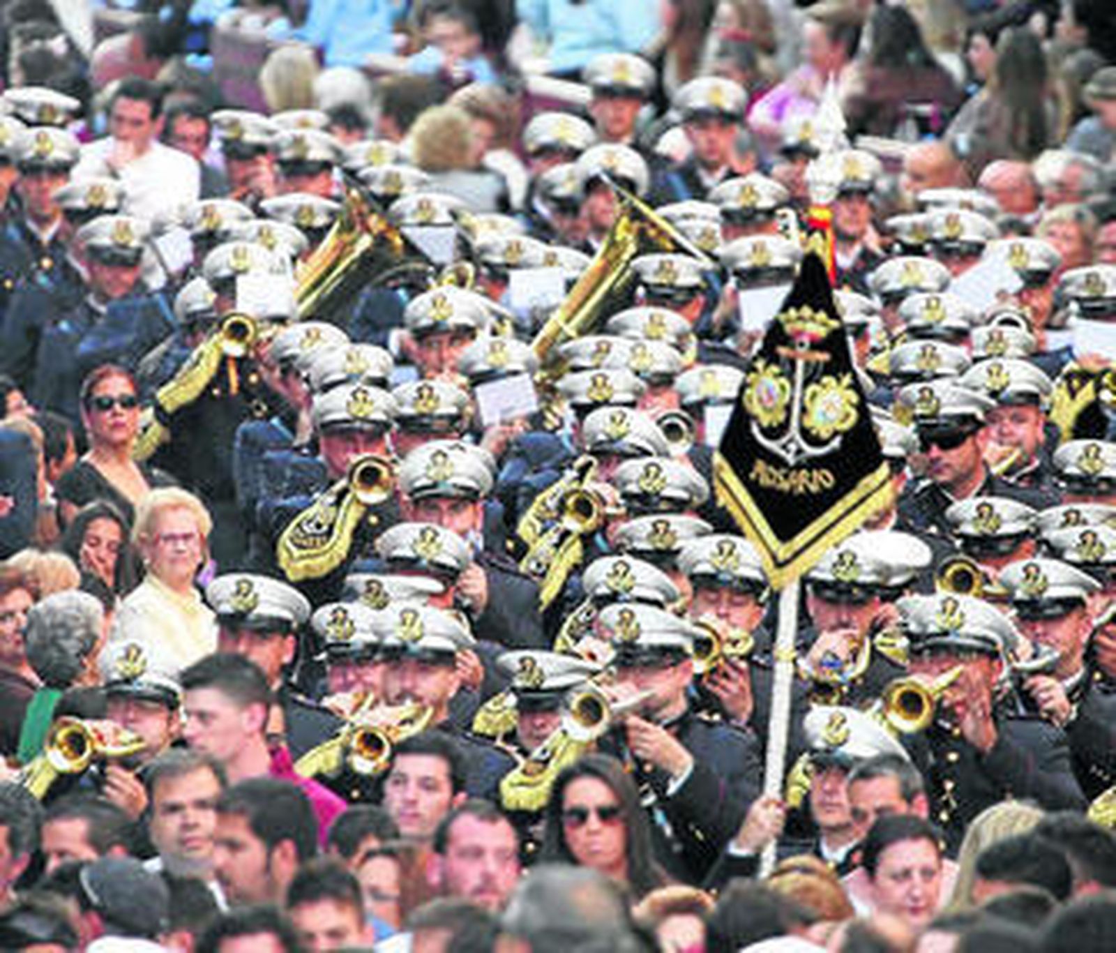 La banda del Rosario de Cádiz tocando tras le misterio de Jesús del Consuelo.