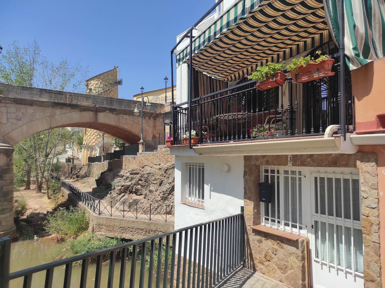 Disfruta de un paseo a orillas del río Guadalimar lleno de arte y rincones únicos.
