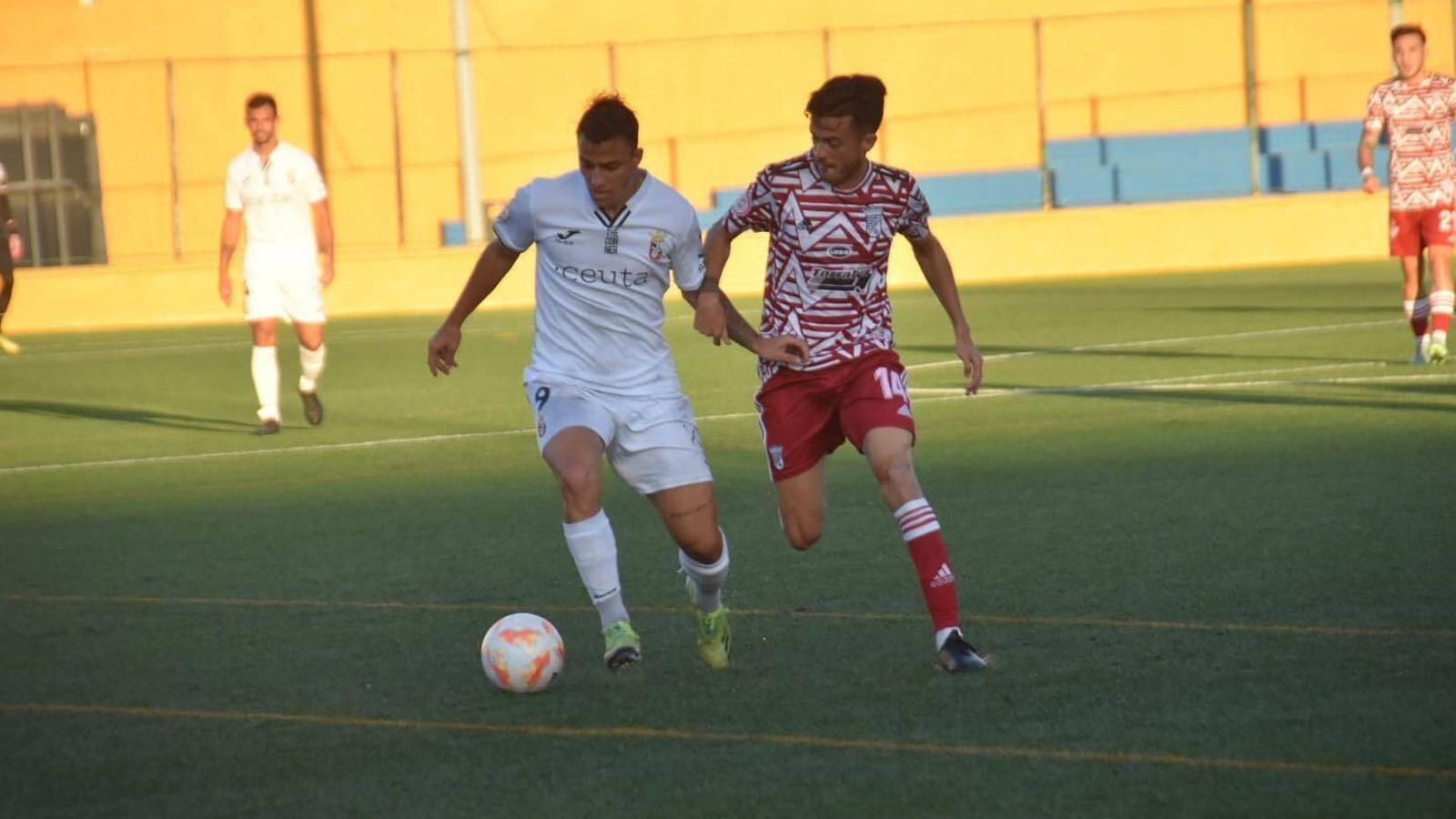 Jesús Parada presiona al local Iván Breñé.