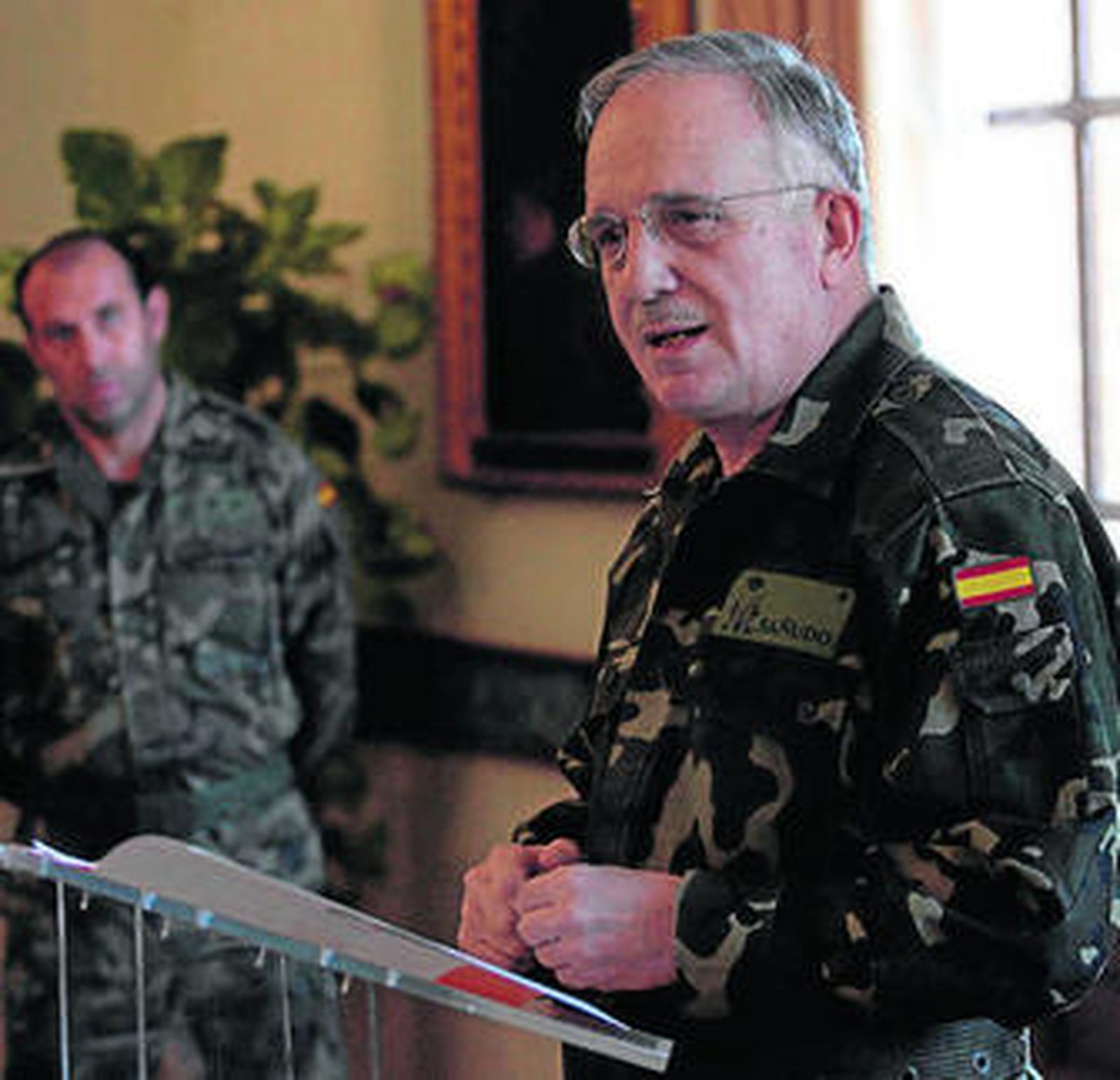 El teniente general Sañudo durante su intervención de ayer en Capitanía.