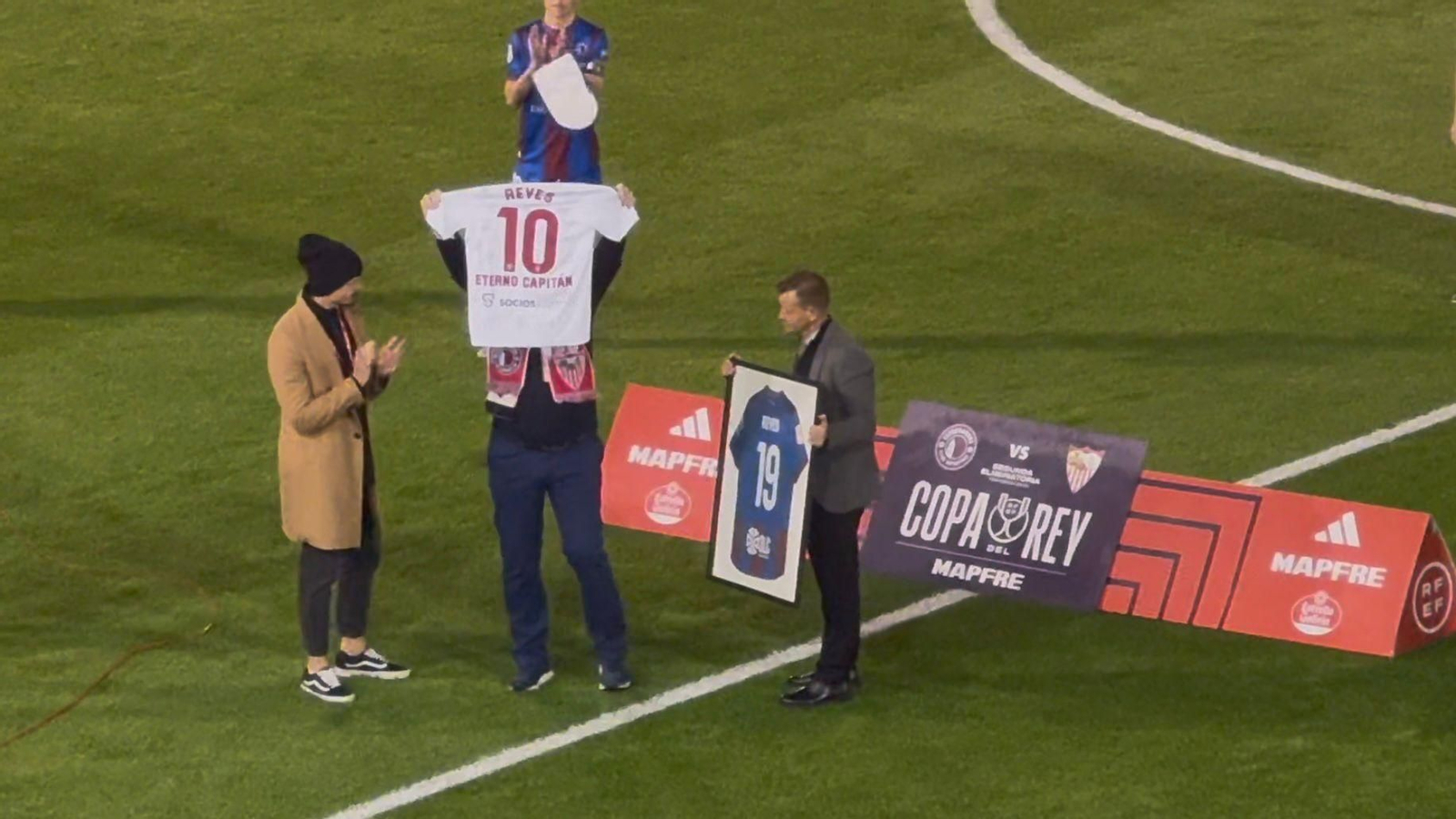 Curro Reyes, padre de José Antonio, muestra a la grada la camiseta obsequio del Sevilla FC