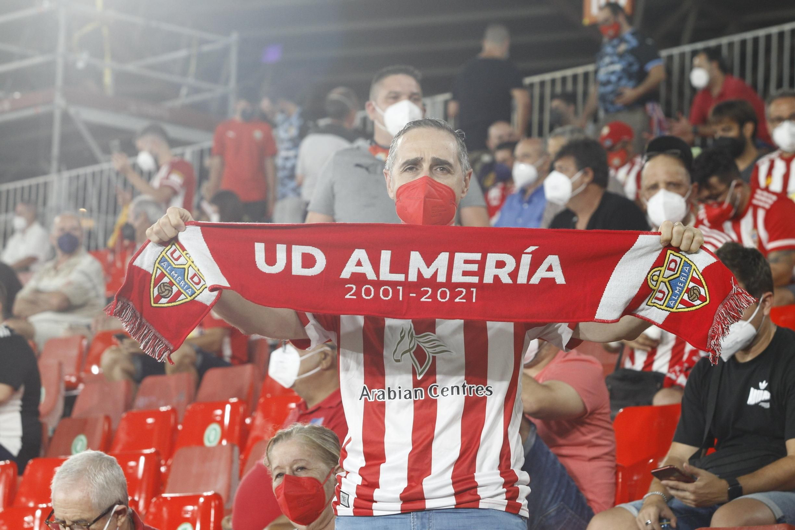 Aficionados ante el Oviedo.