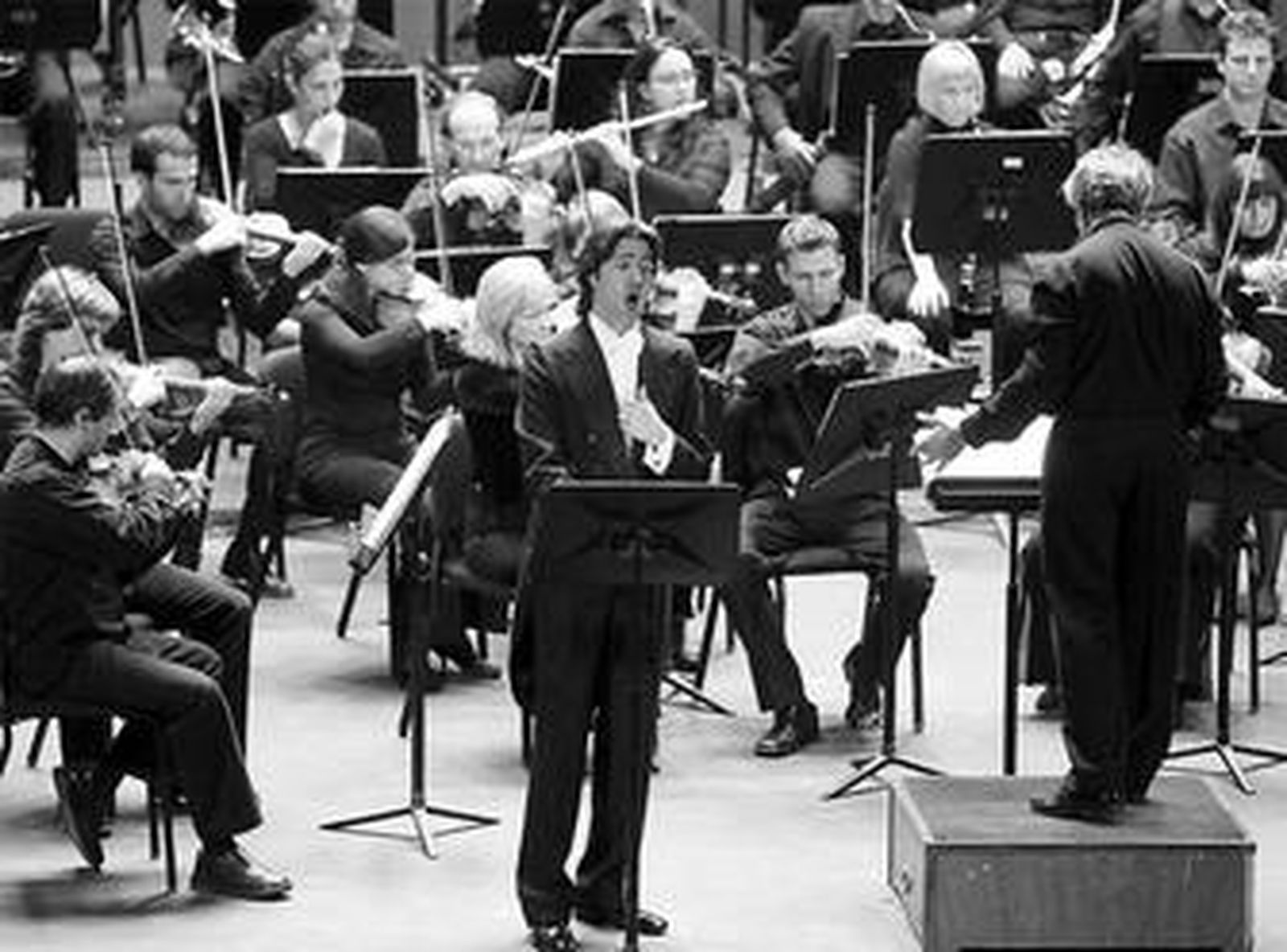 El tenor José Luis Sola, acompañado de la Orquesta Manuel de falla dirigida por Juan Luis Pérez.