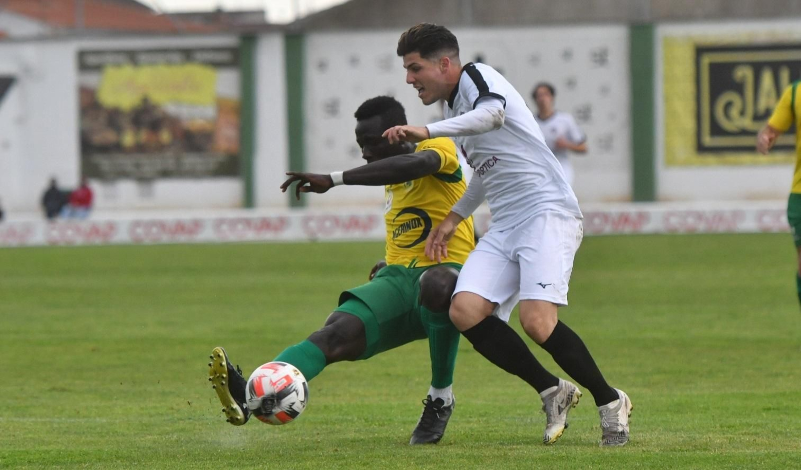 Brian Triviño intenta marcharse de la presión de Seidou.