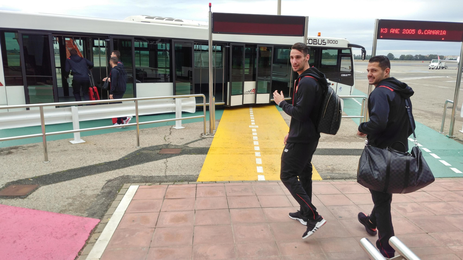 Sergio Rico y Vitolo, justo antes de subirse a la lanzadera ya en las pistas del aeropuerto de San Pablo.