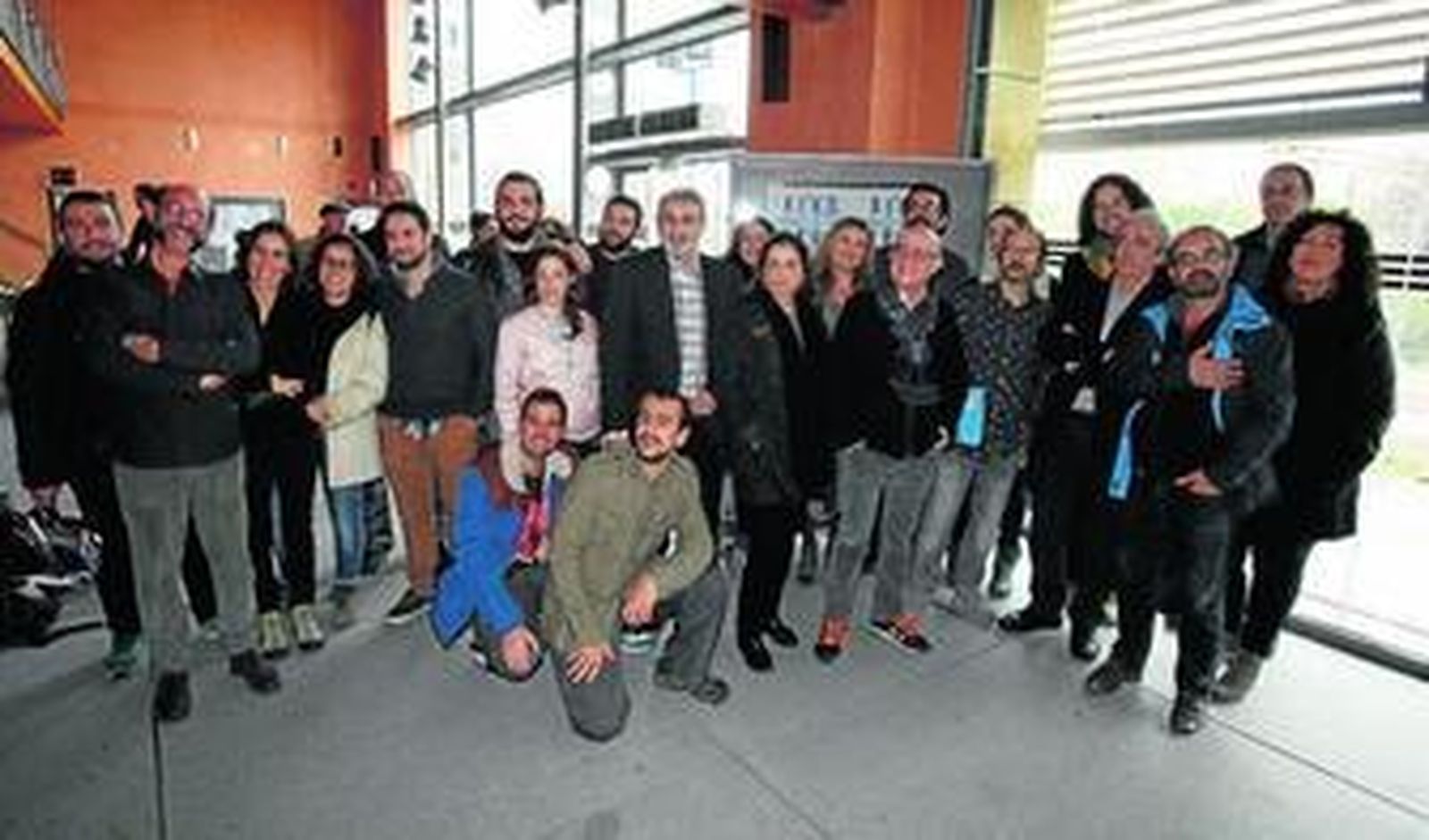 Retrato de grupo de responsables del Fest, junto a actores y miembros de compañías participantes, ayer en el Teatro Central.
