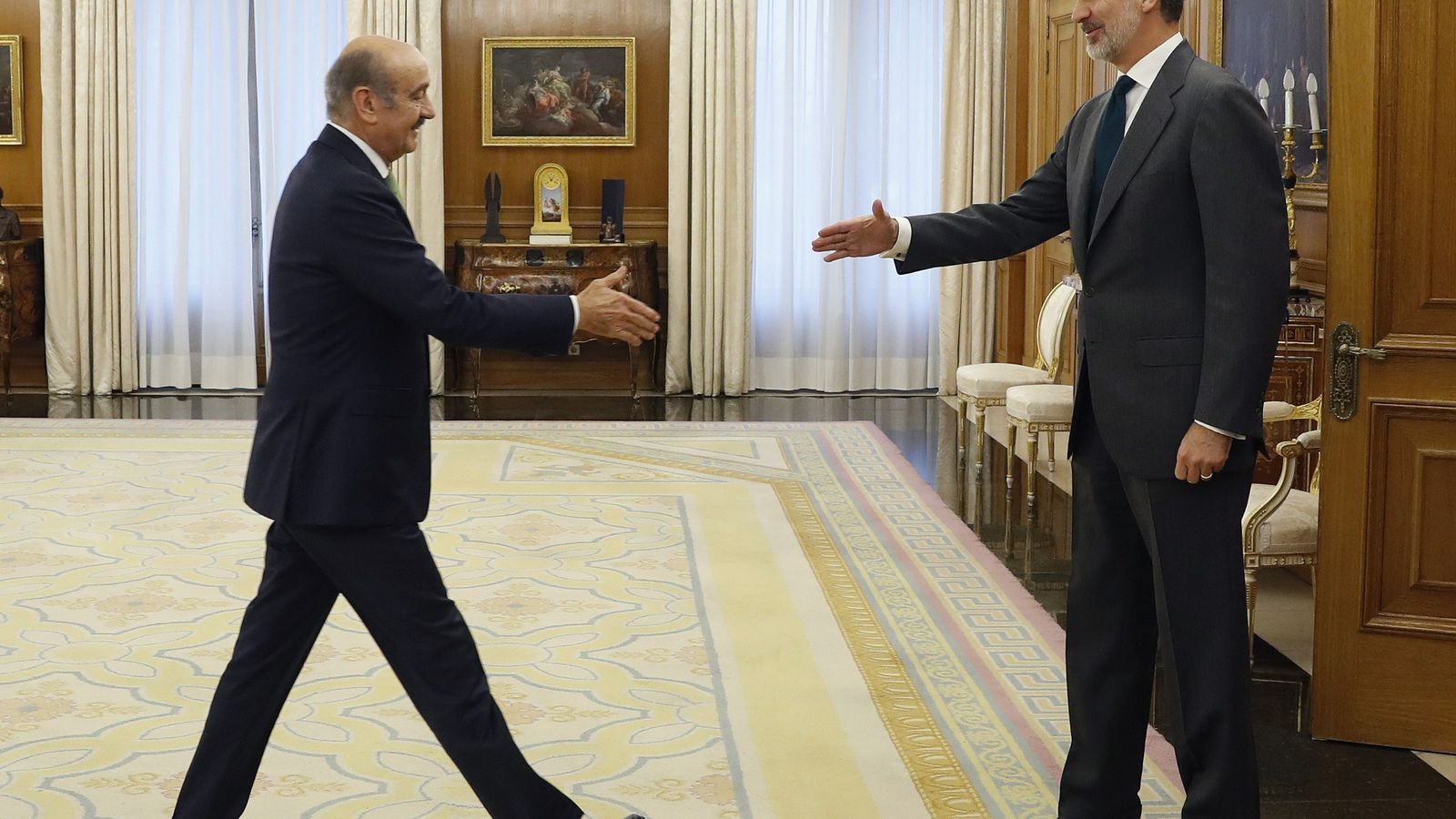 José María Mazón, de PRC, saluda al Rey.