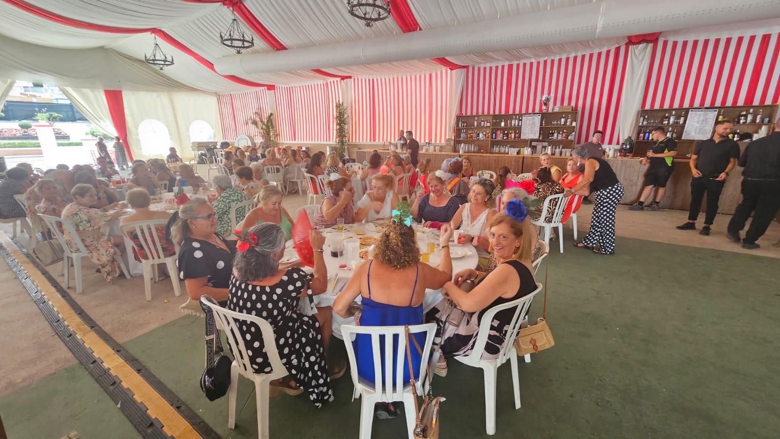 Las mesas del almuerzo de mujeres.
