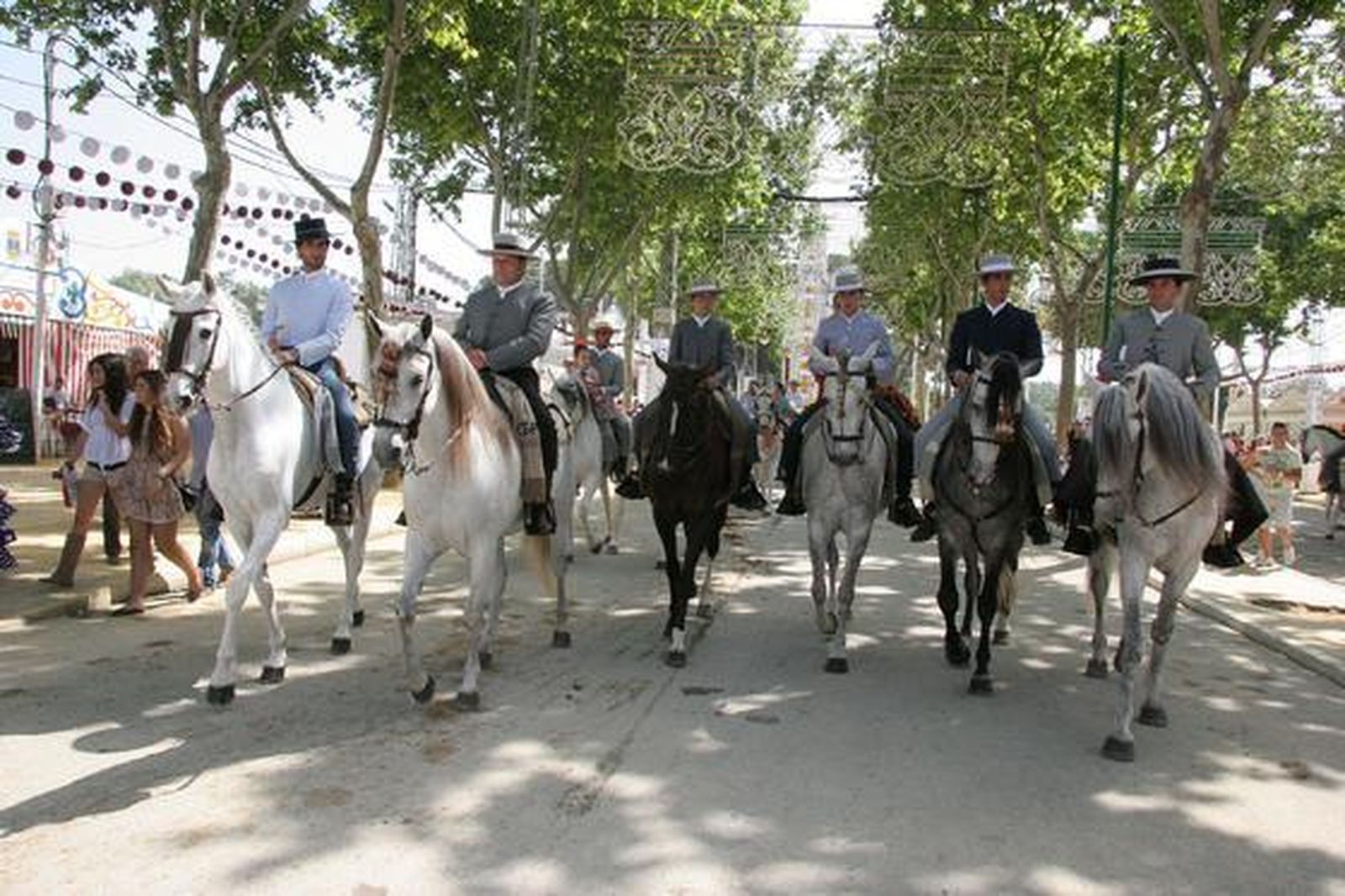 Por las calles de Las Banderas se pudieron ver numerosos caballistas y enganches  Foto: Andres Mora
