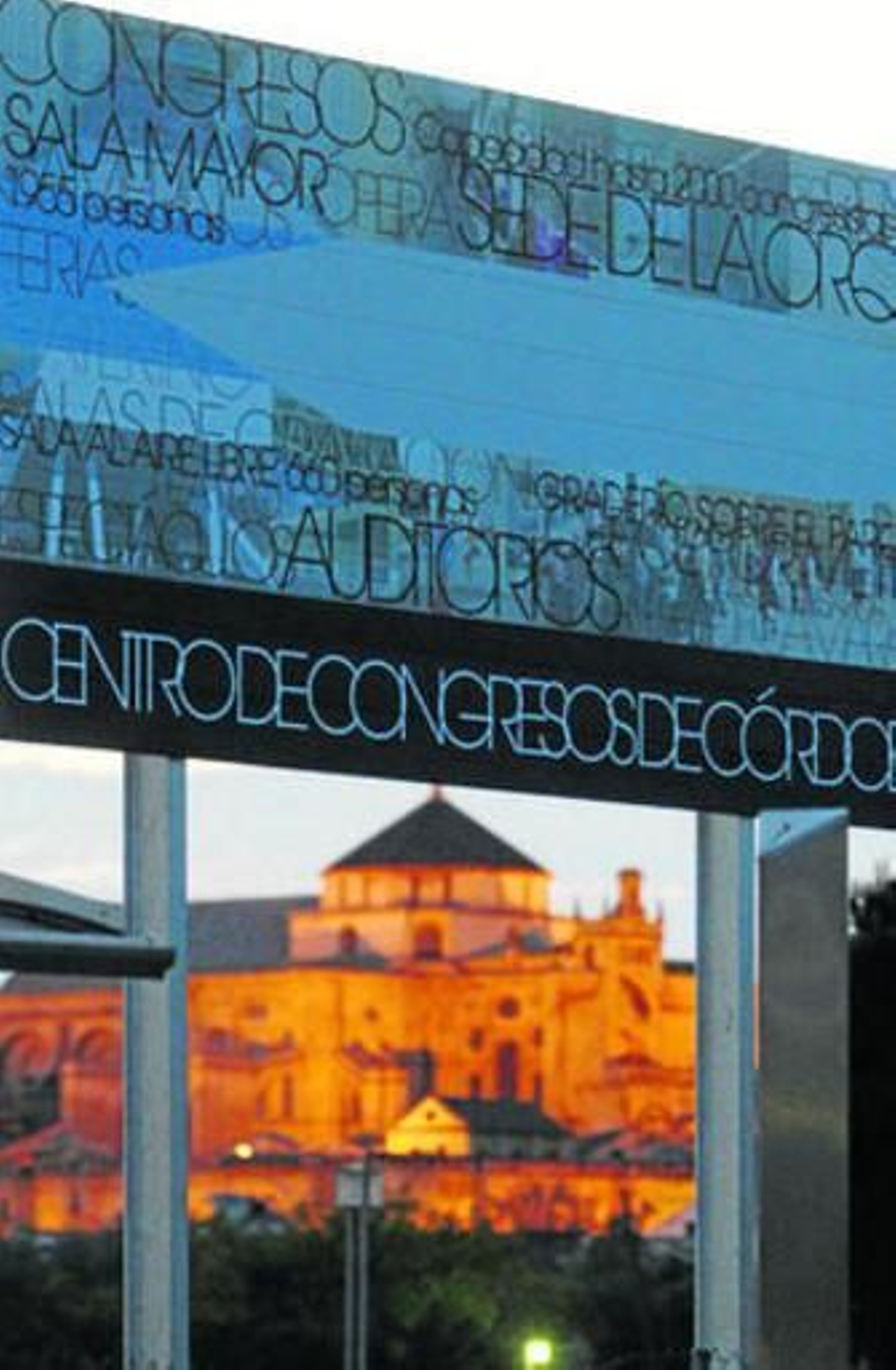 Cartel anunciador del centro de congresos, en la parcela de Miraflores.