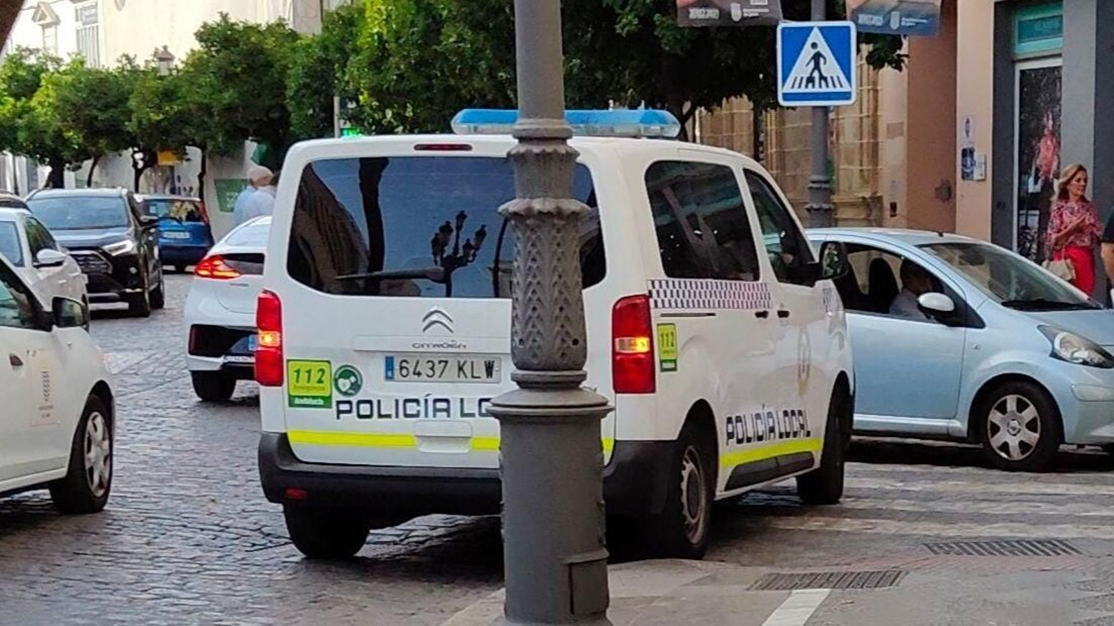 Un vehículo de Policía Local, en el centro de Jerez.