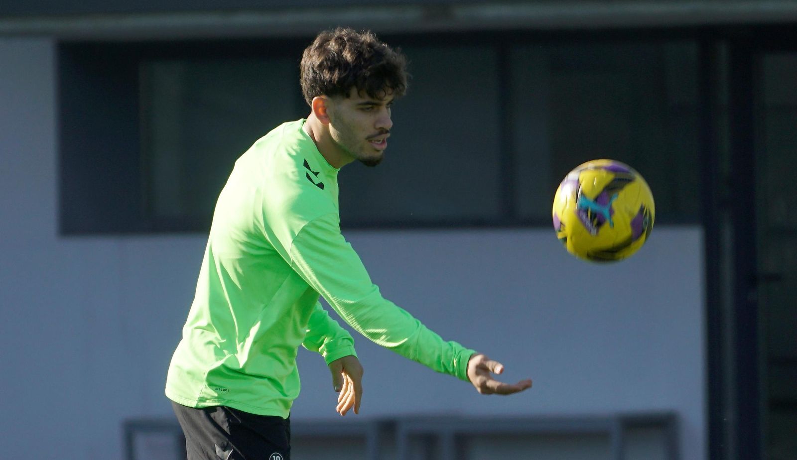 El futbolista del Betis Abde juega con la pelota durante una sesión preparatoria de los verdiblancos en el campo principal de la Ciudad Deportiva Luis del Sol.
