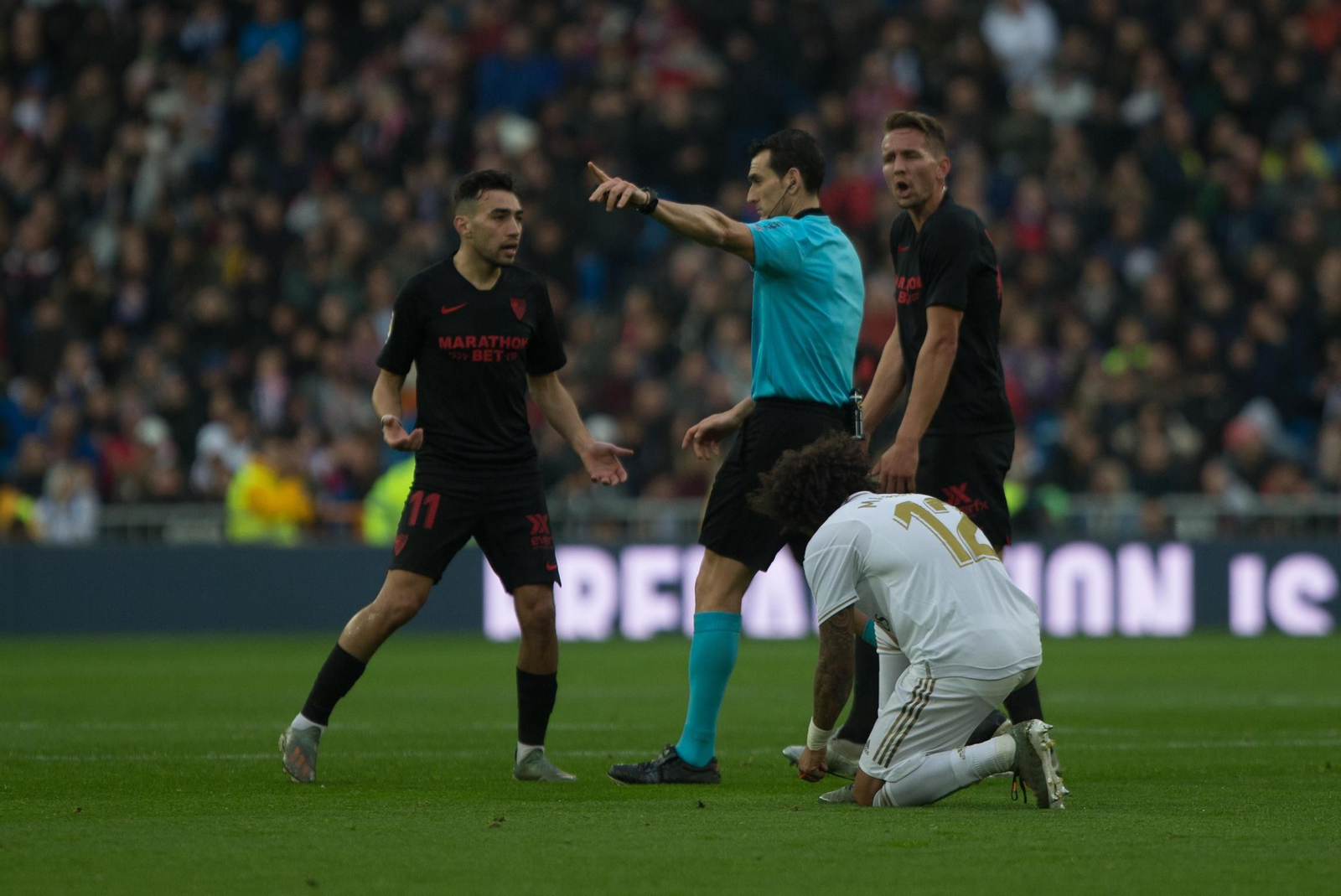 Munir y De Jong protestan ante Martínez Munuera en el Real Madrid-Sevilla.