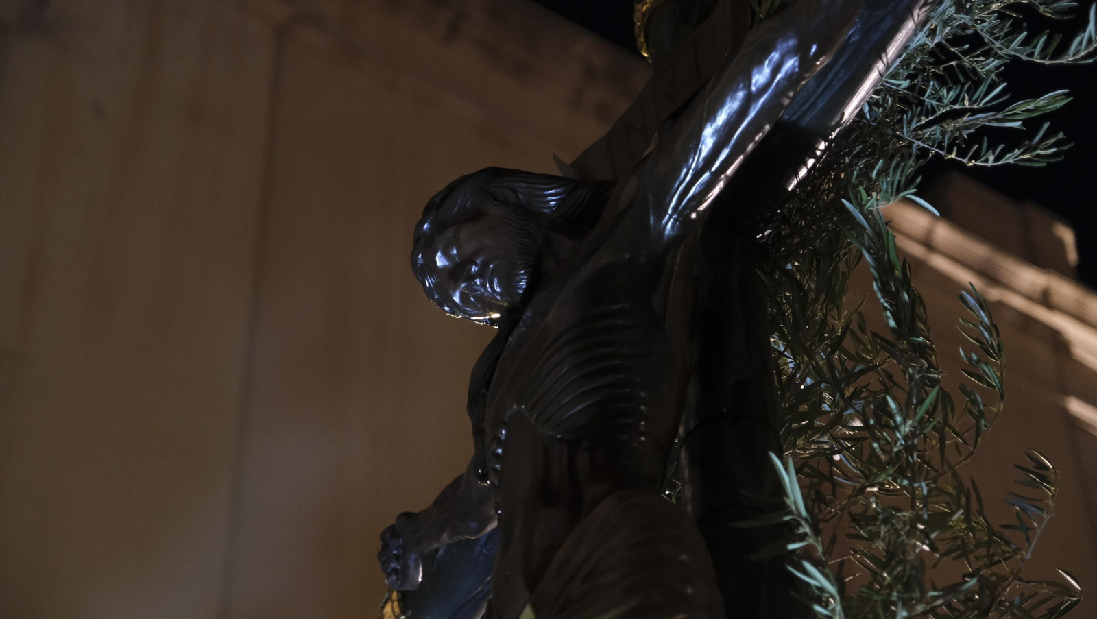 Procesión del Vía Crucis-Cristo de la Escucha en Almería, en imágenes