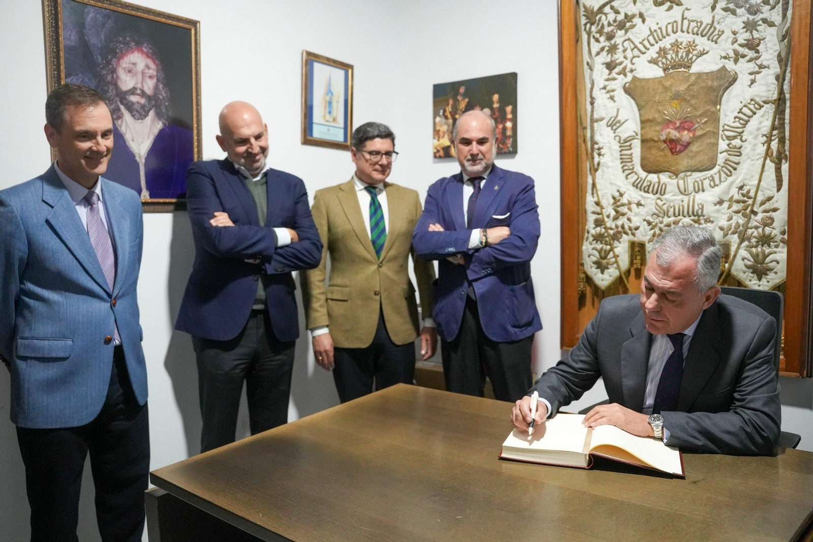 El alcalde firma en el libro de visitas de la corporación El alcalde firma en el libro de visitas de la corporación