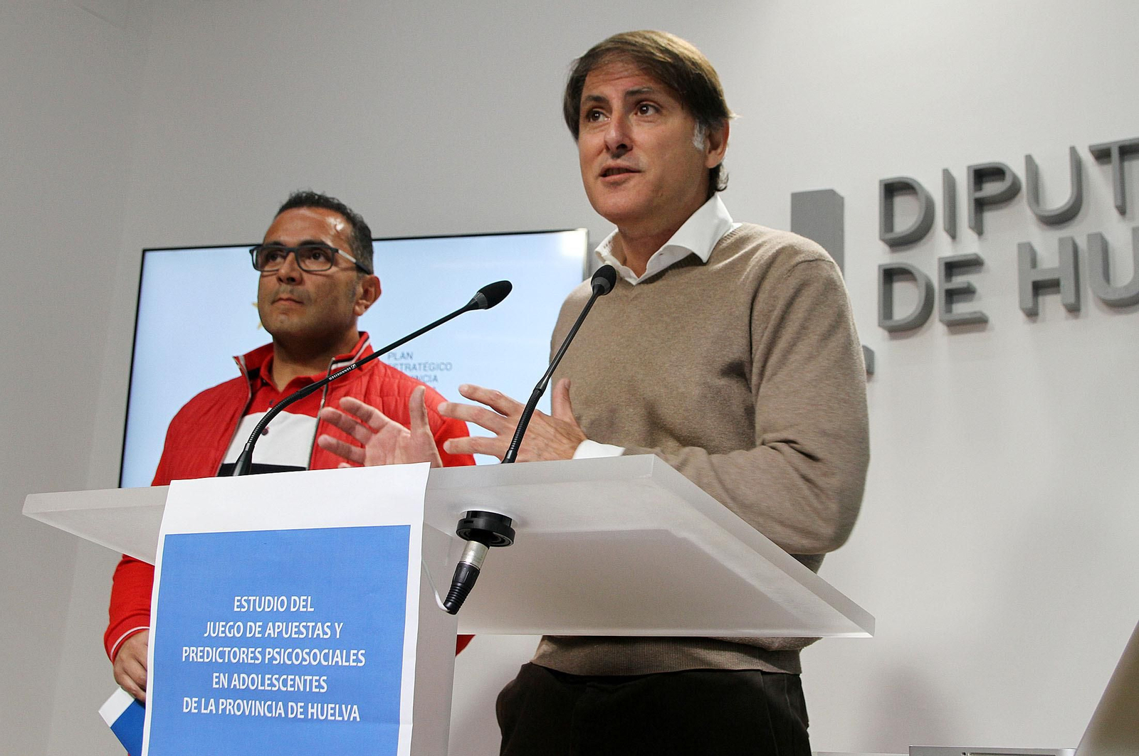 El profesor Daniel Lloret presentó el estudio junto al diputado Salvador Gómez.