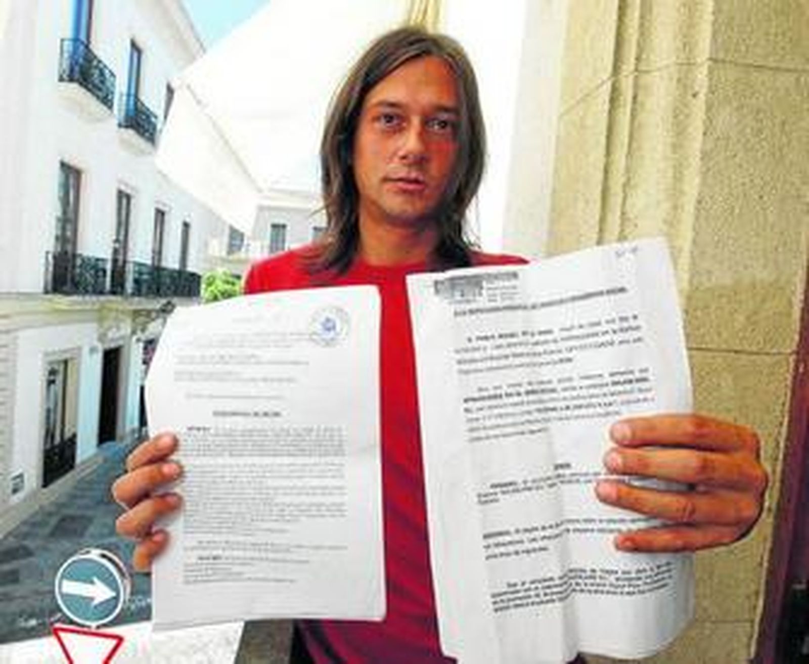 Pablo, con una de las sentencias y la denuncia interpuesta ante la Inspección de Trabajo.