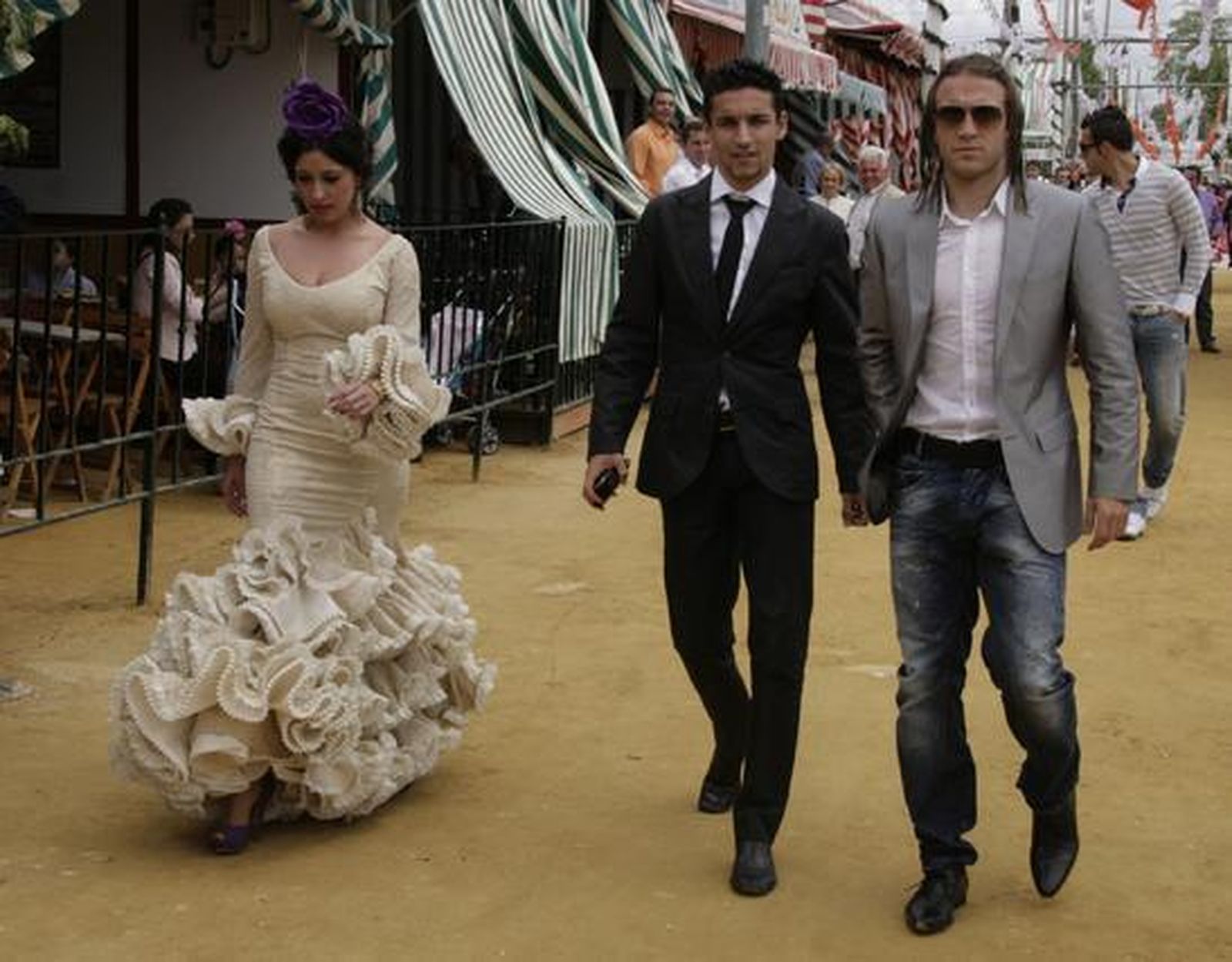 Capel y Jesús Navas pasean por el real.  Foto: Victoria Hidalgo