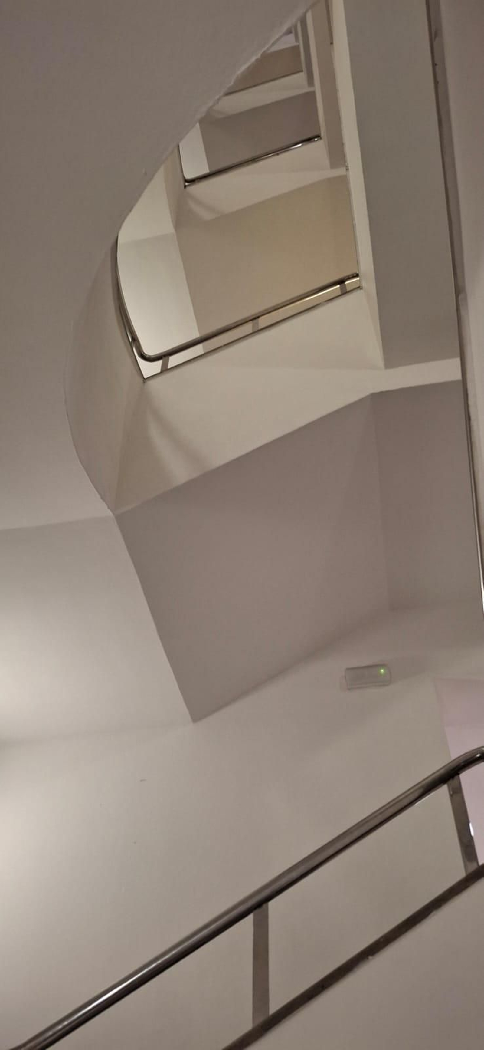 Escalera por la que se arrojó el hombre.