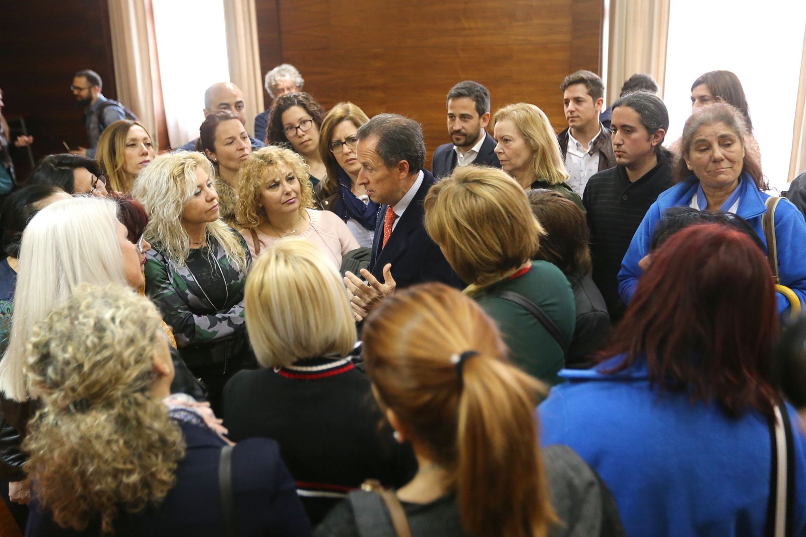 El alcalde rodeado de trabajadoras que serán gestionadas por Emsisa, una vez terminada la sesión plenaria.