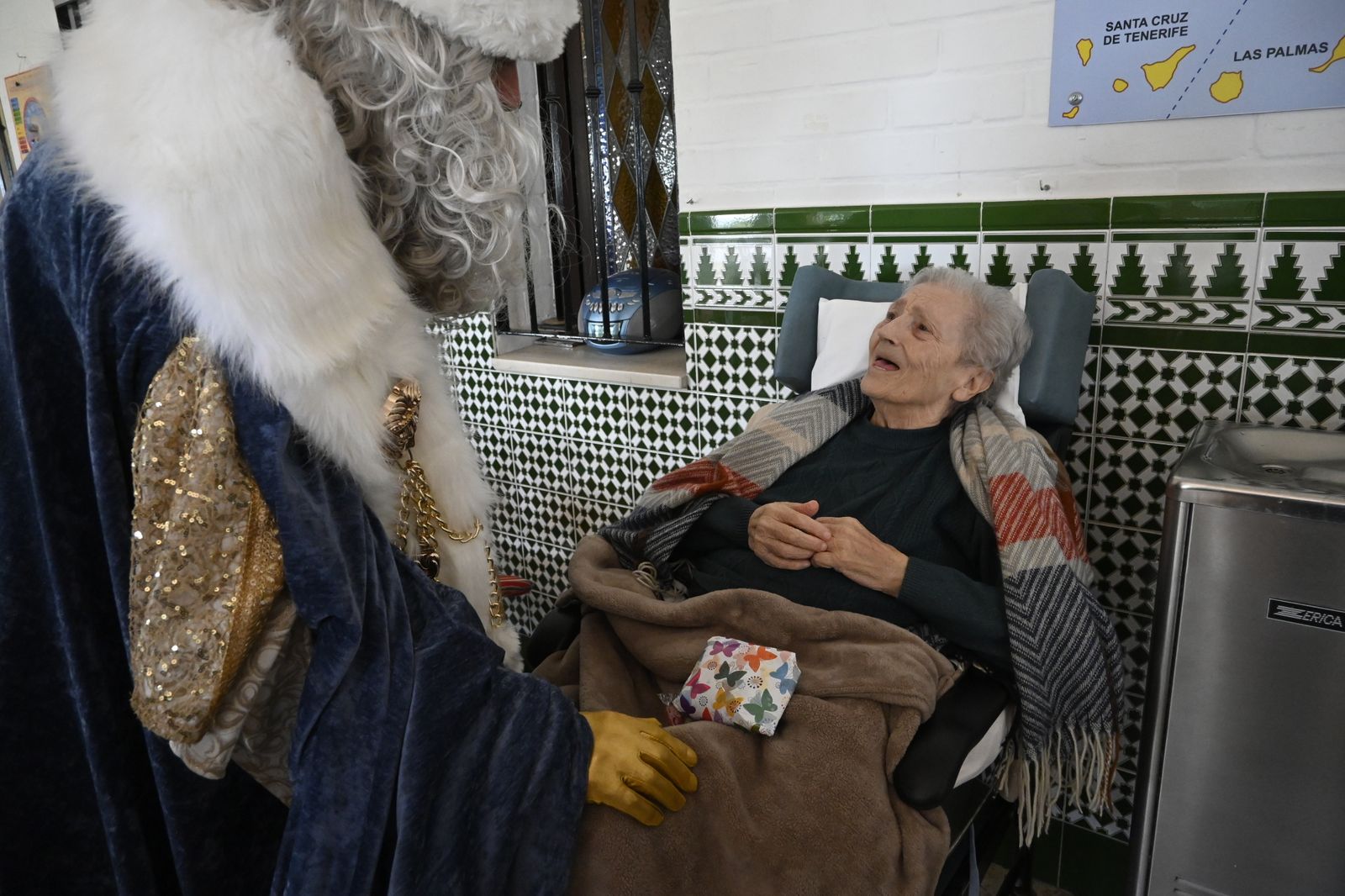 Visita de los Reyes Magos a los ancianos de los asilos de Huelva, en imágenes