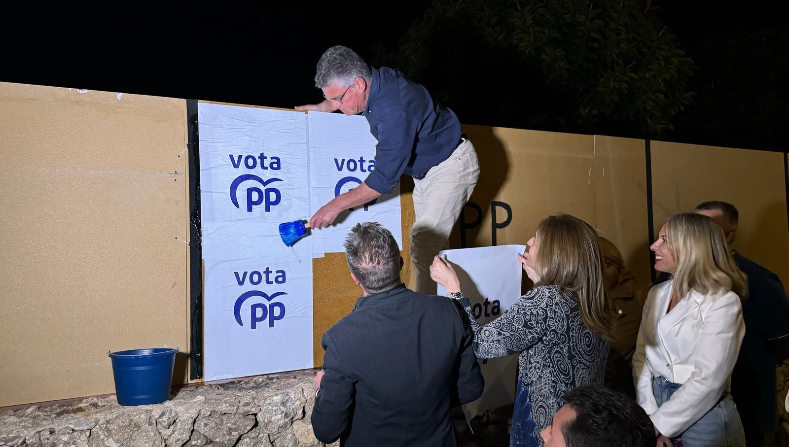 El alcalde de Nerja, José Alberto Armijo, colocando carteles para la campaña de las Elecciones Europeas