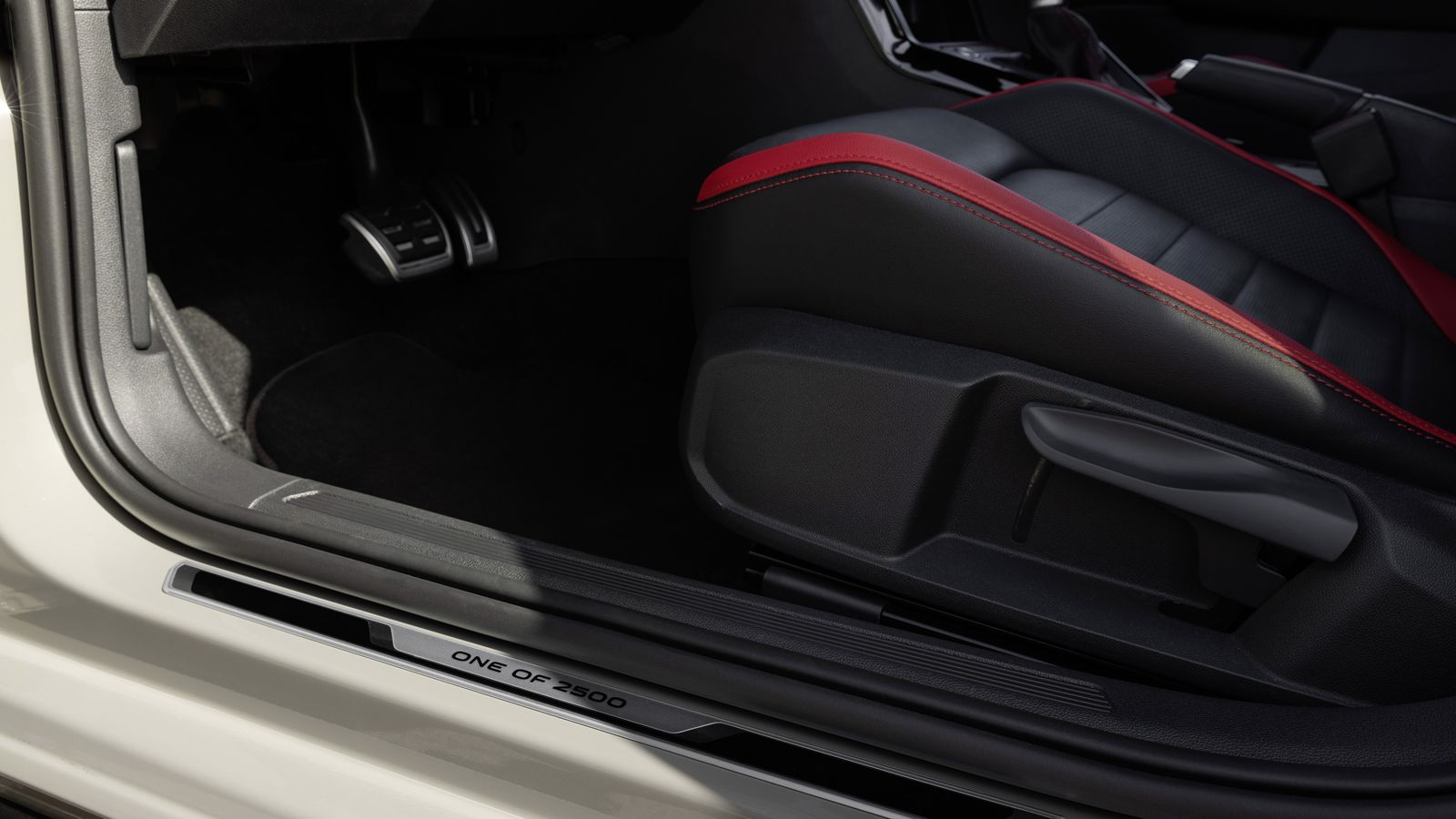 En el umbral de las puertas está la inscripción "one of 2500" característica de esta edición especial-