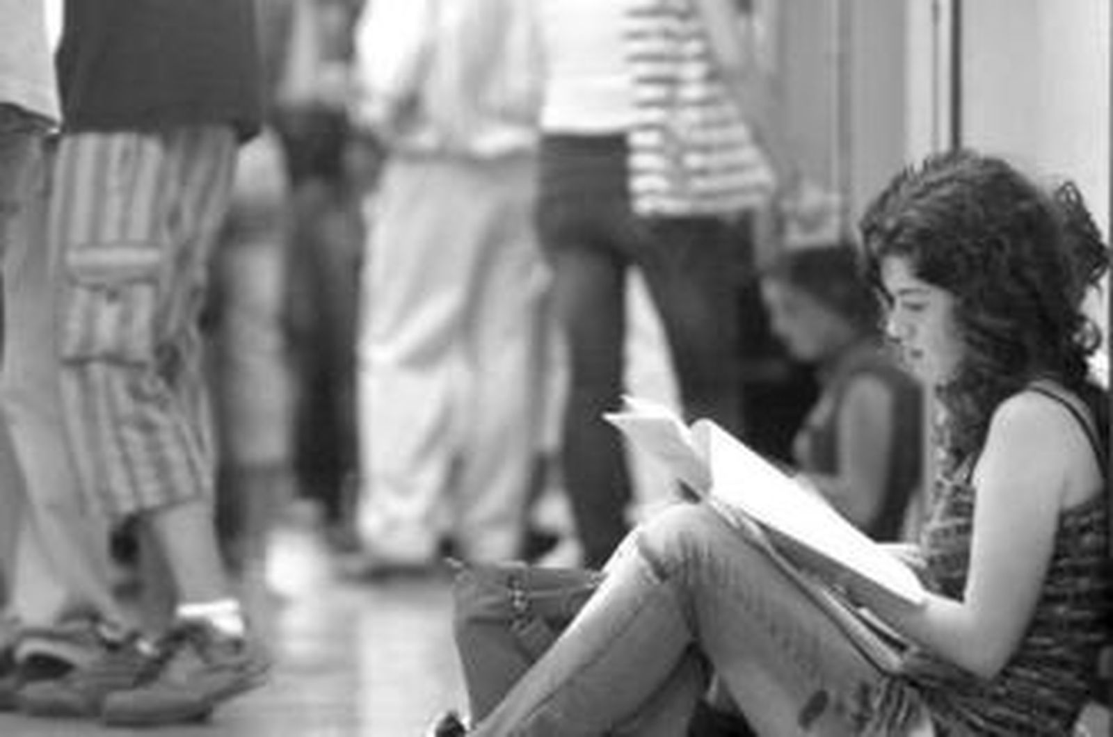 Una alumna repasa sus apuntes antes de comenzar las pruebas de Selectividad.