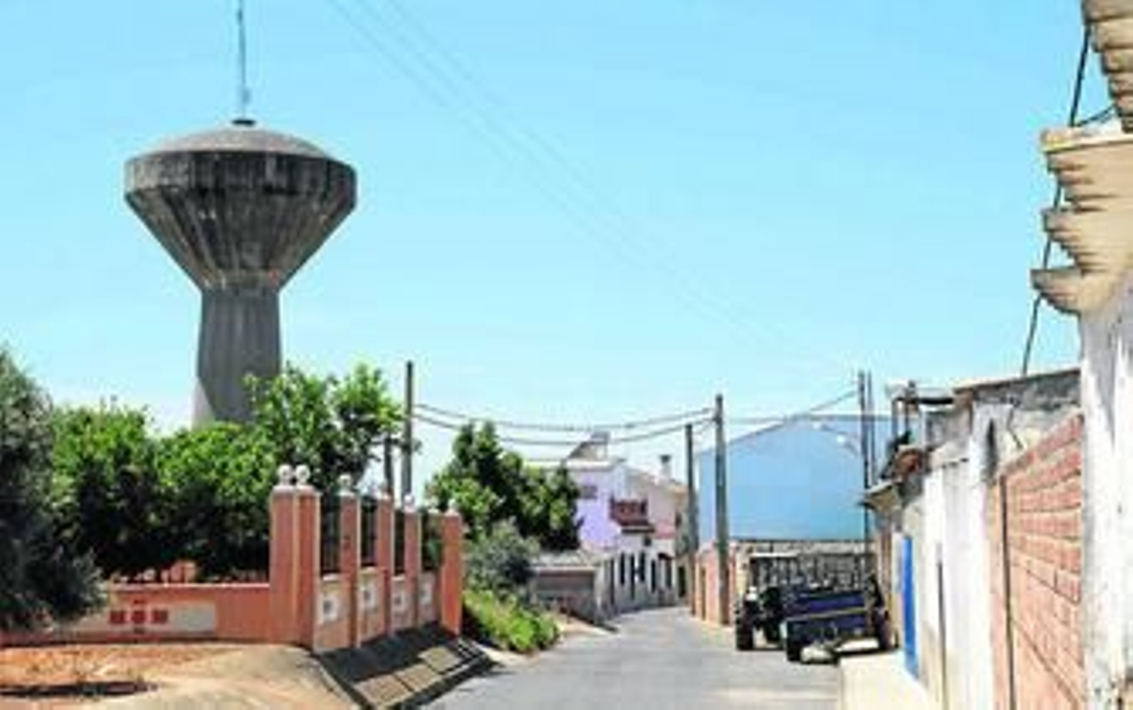Antigua estructura para el tratamiento del agua, sobre los tejados del Garabato.