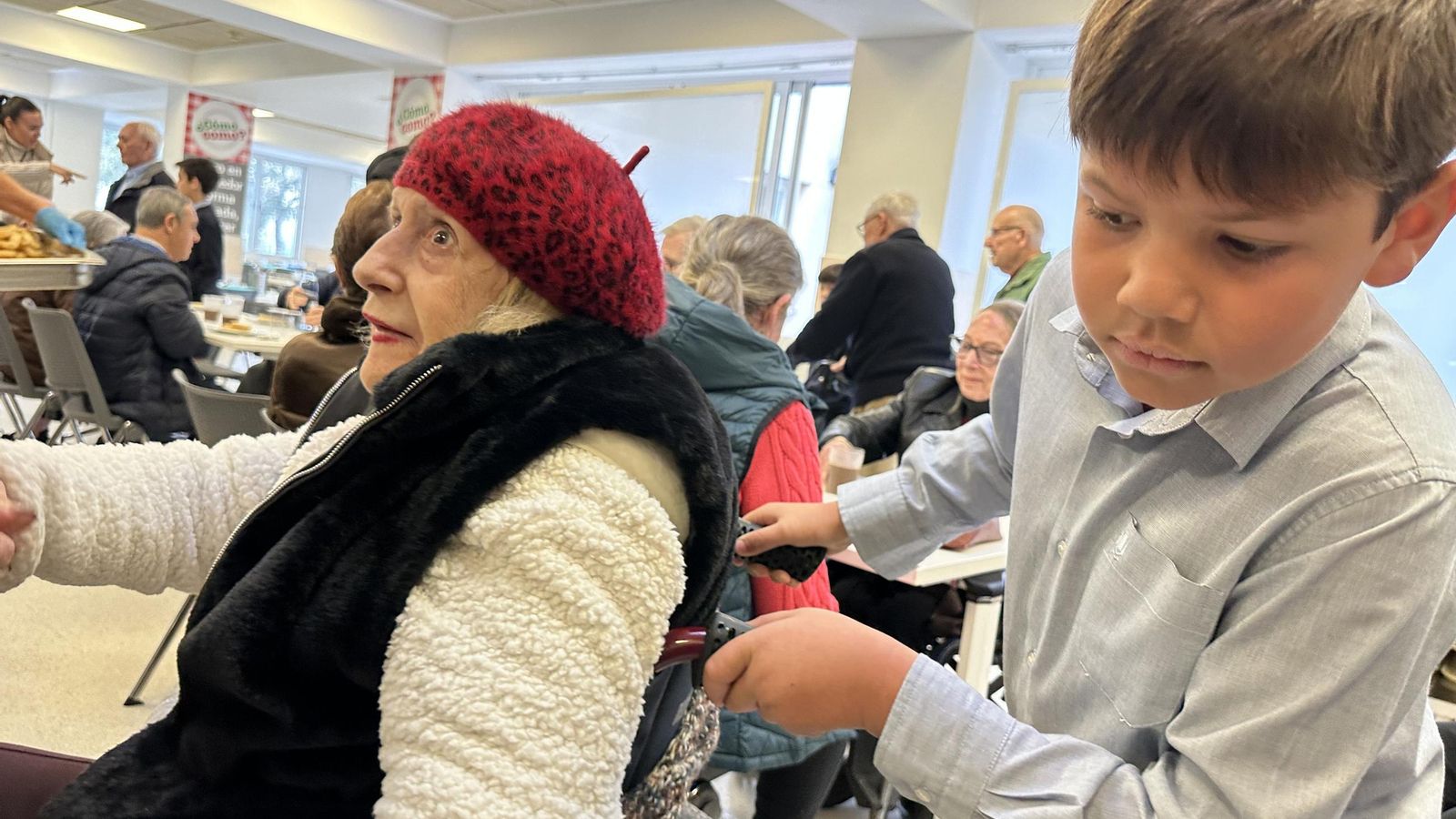 Los menores aprenden cómo ayudar a mayores dependientes.