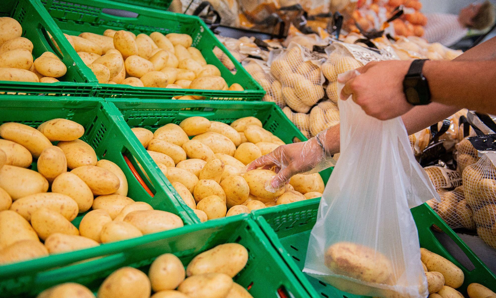 Cajas de patatas en el lineal de un supermercado.