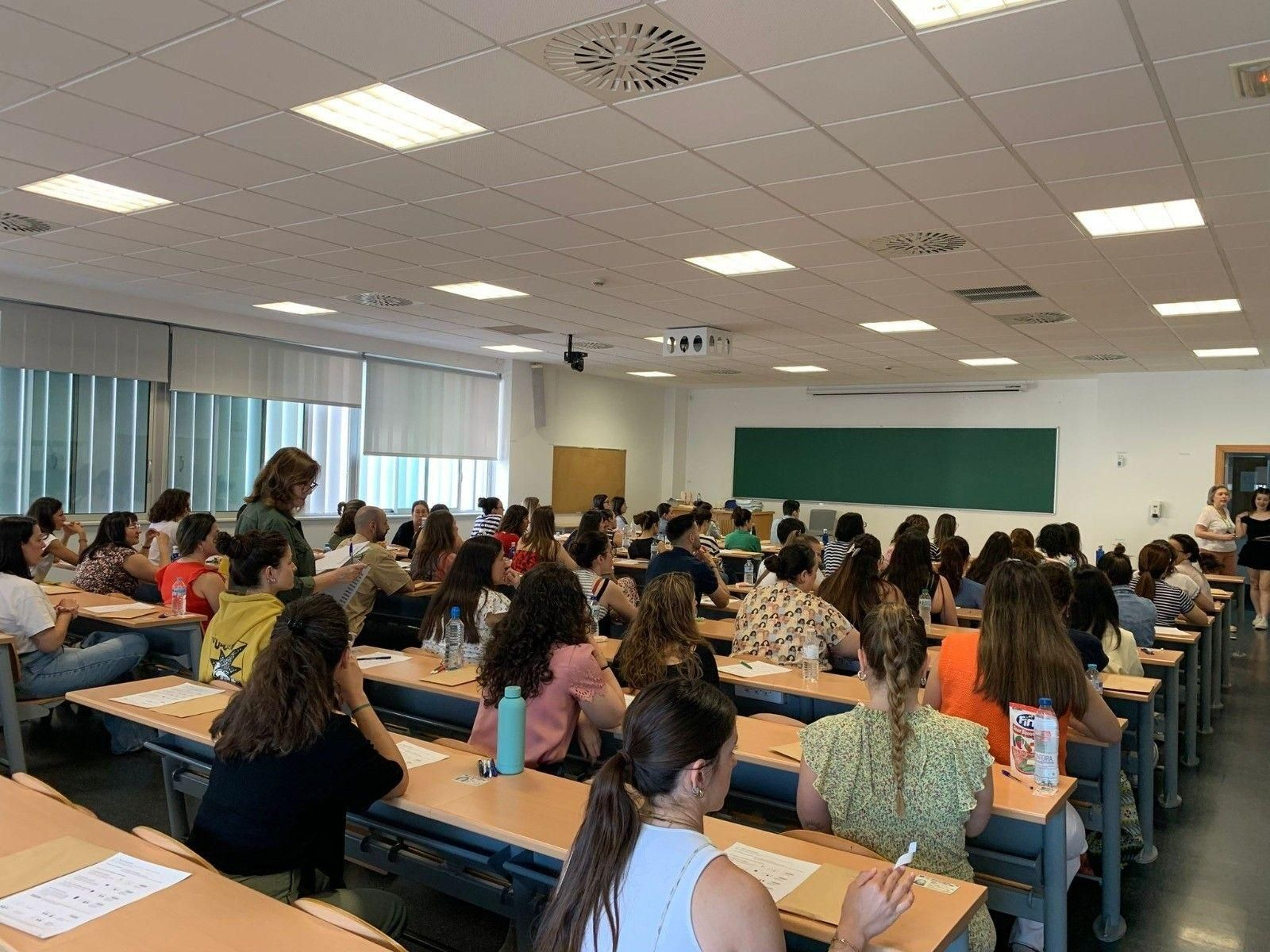 Candidatos realizan un examen.