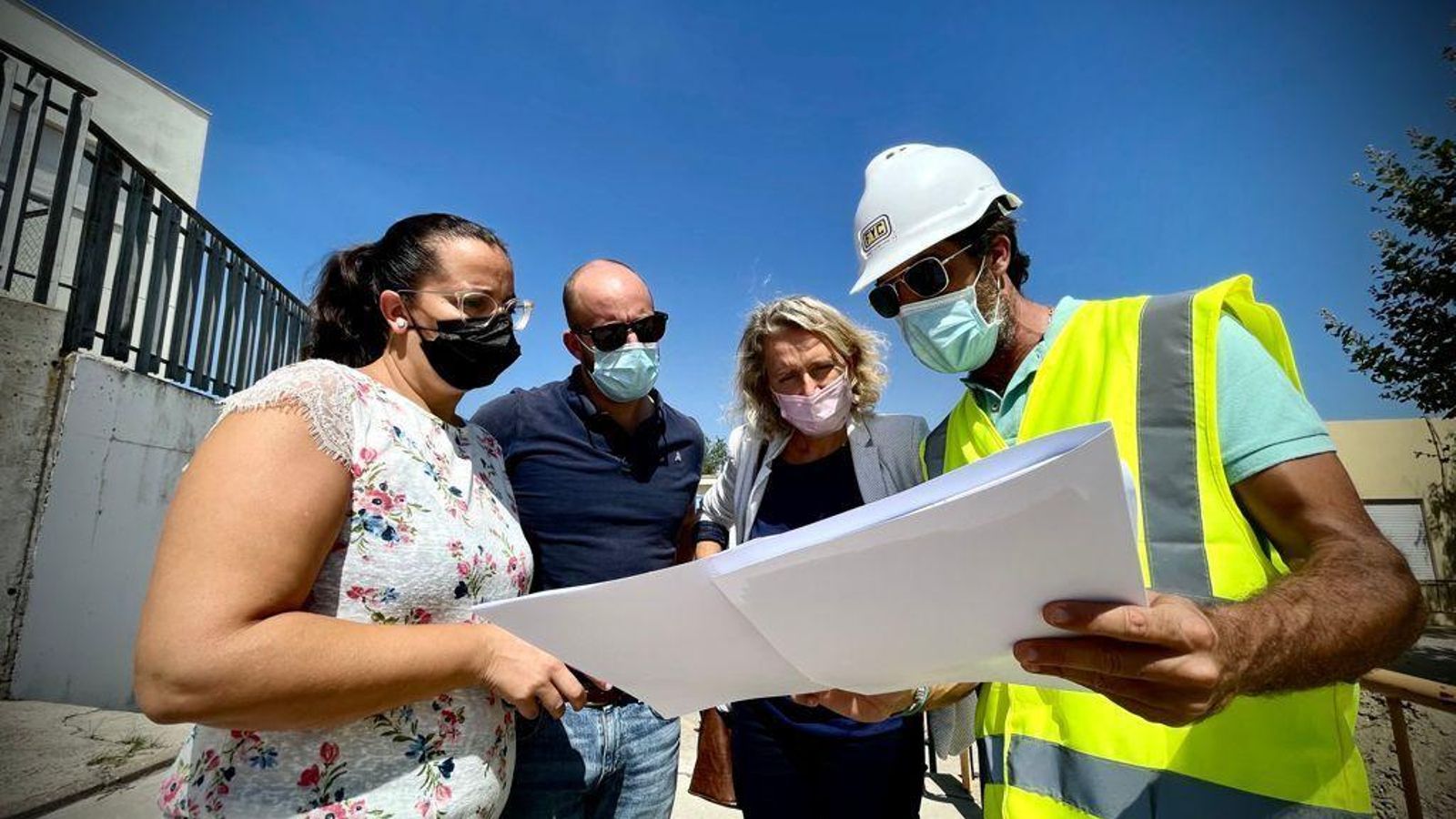 Alcalde, concejala y presidenta de la Ampa,  supervisando los planos del proyecto con un operario.
