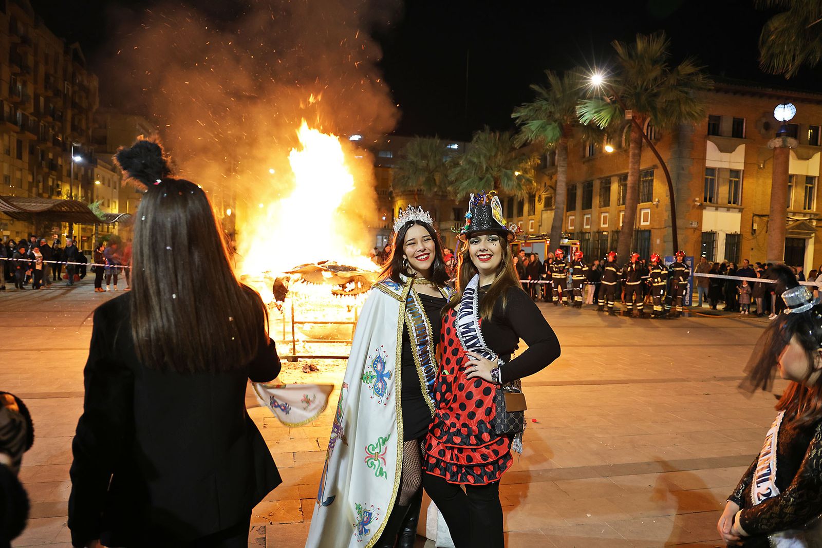 Imágenes del entierro del choco por las calles de Huelva