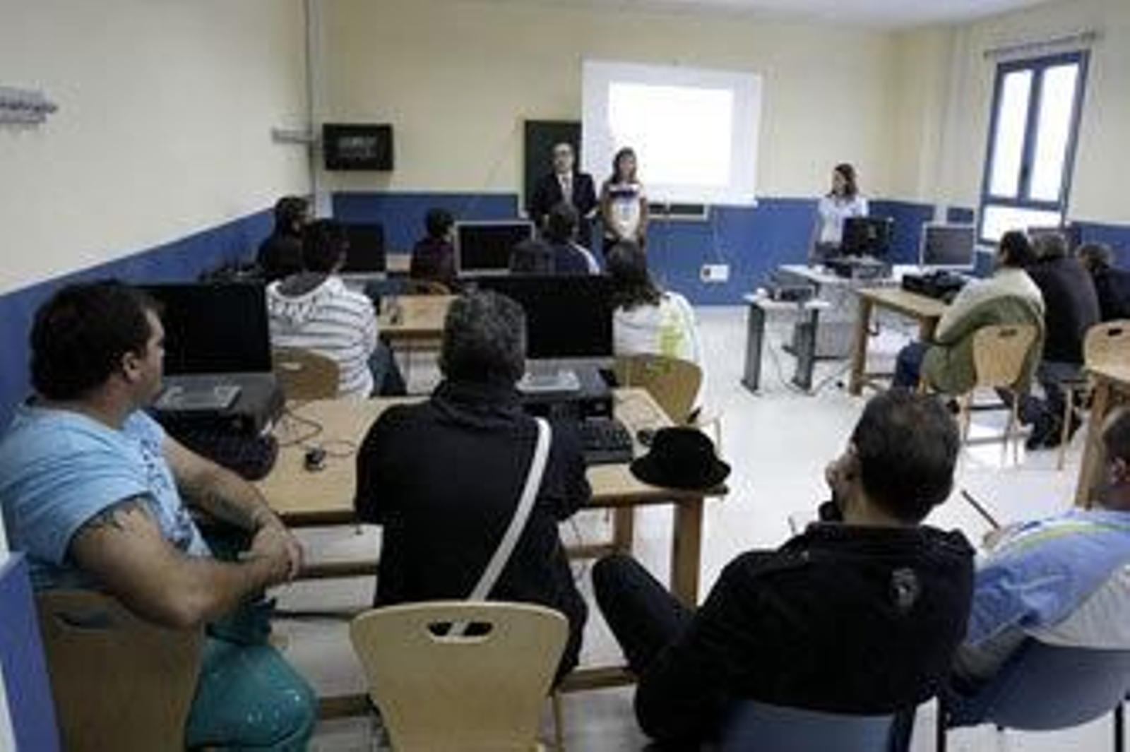 Juan Bouza y Ana Villalón explican la herramienta a los internos, ayer, en el CIS. /Erasmo Fenoy