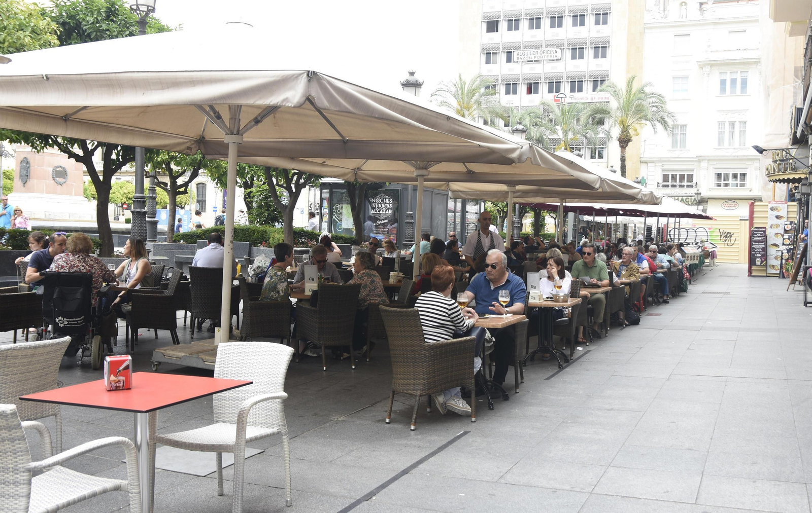 Veladores ordenados en la plaza de las Tendillas.