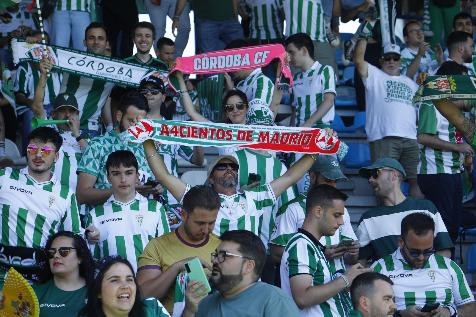 Las mejores fotos de la afición del Córdoba CF en el partido ante la Ponferradina en El Toralín Las mejores fotos de la afición del Córdoba CF en el partido ante la Ponferradina en El Toralín